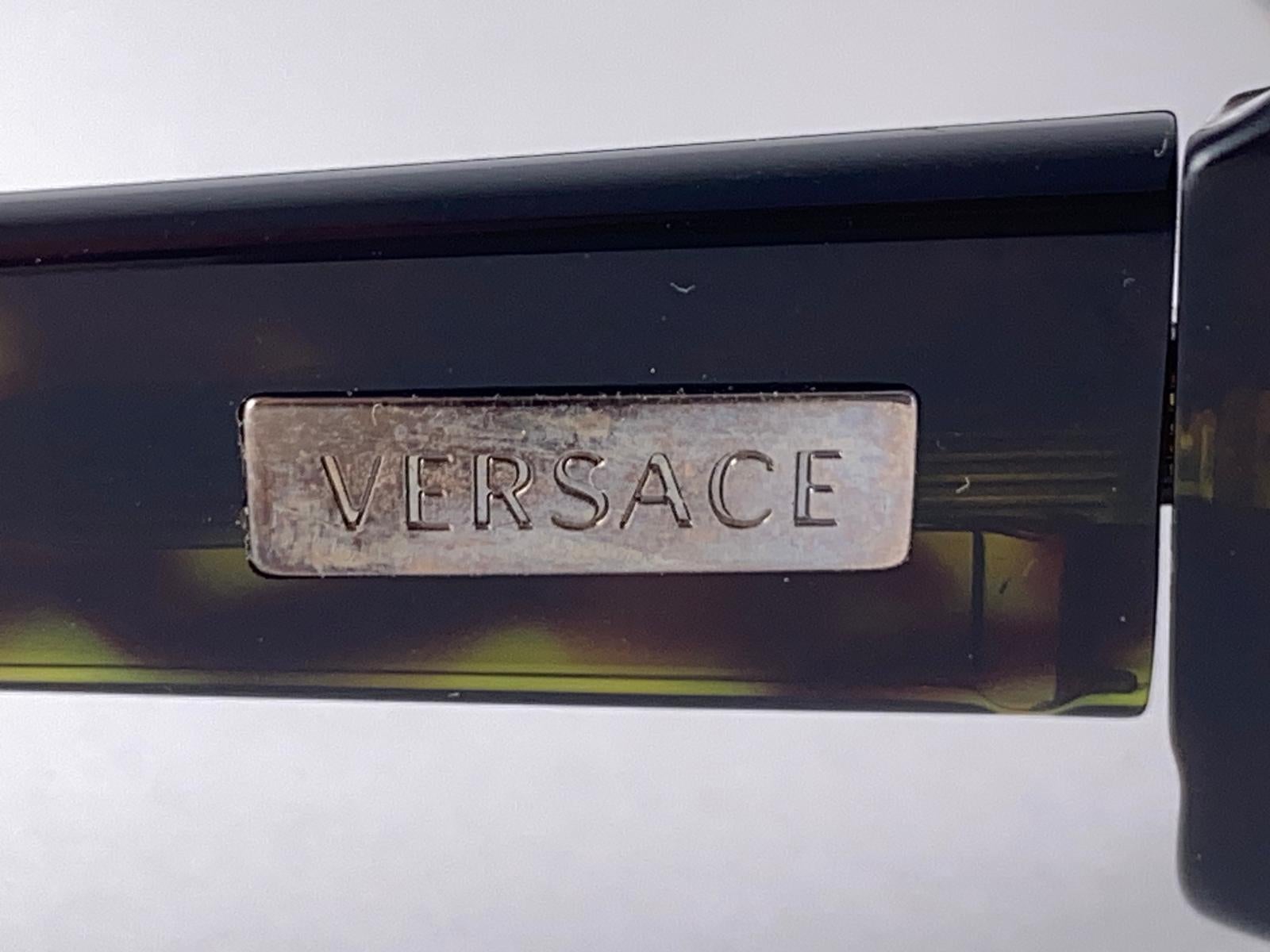 Vintage Versace Mod 4007 Sleek Tortoise Frame Sunglasses 1990's Made in Italy For Sale 1