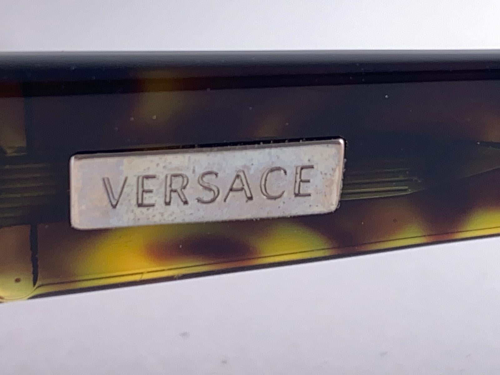 Vintage Versace Mod 4007 Sleek Tortoise Frame Sunglasses 1990's Made in Italy For Sale 2