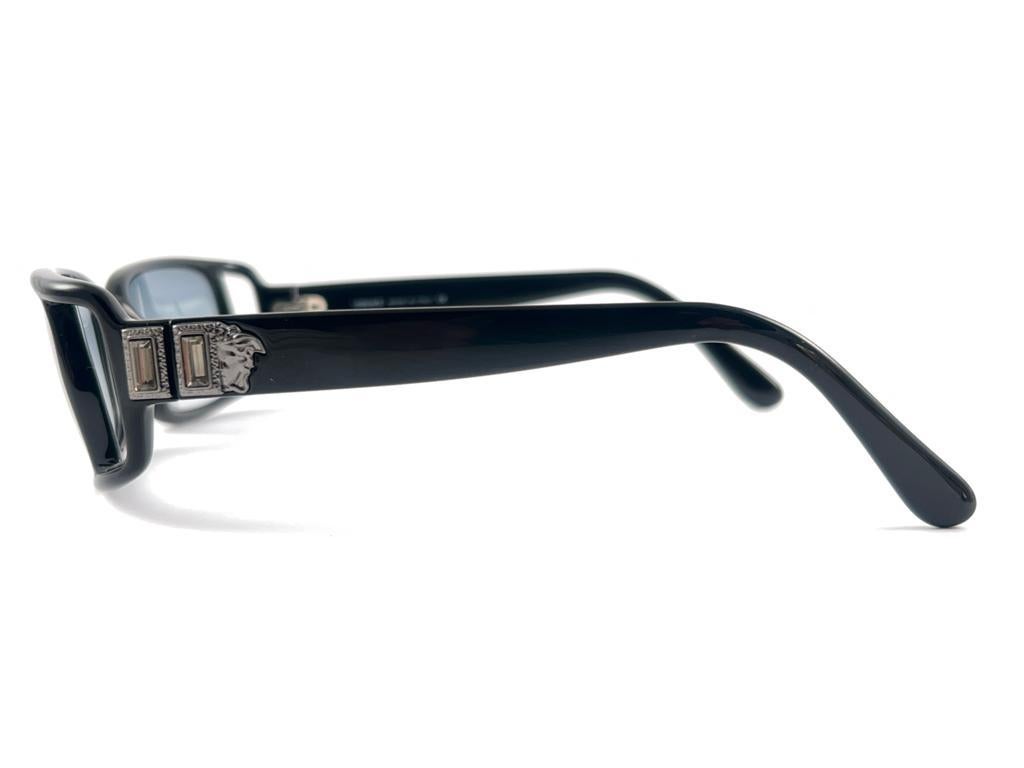 Vintage Versace Mod 554H Rechteckige schwarze Vintage-Sonnenbrille mit Rahmen, hergestellt in Italien, 2000er Jahre (Schwarz) im Angebot
