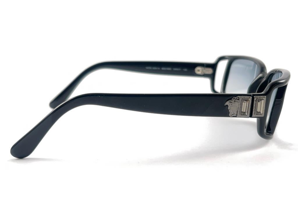 Vintage Versace Mod 554H Rechteckige schwarze Vintage-Sonnenbrille mit Rahmen, hergestellt in Italien, 2000er Jahre im Zustand „Hervorragend“ im Angebot in Baleares, Baleares