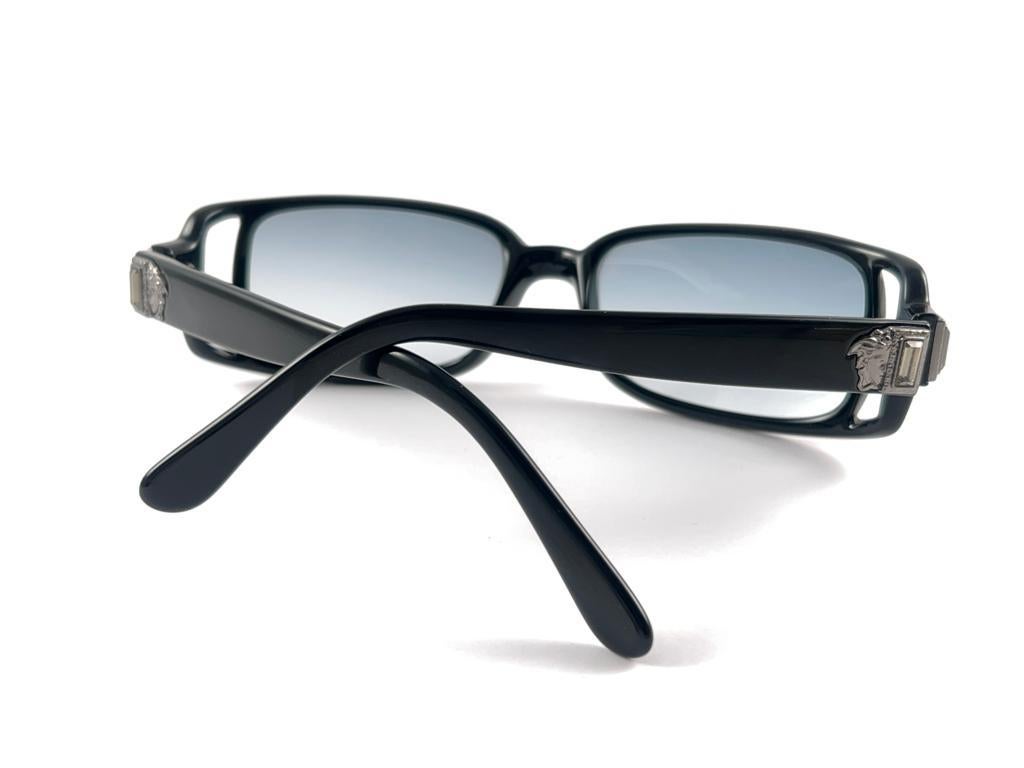 Vintage Versace Mod 554H Rechteckige schwarze Vintage-Sonnenbrille mit Rahmen, hergestellt in Italien, 2000er Jahre im Angebot 3