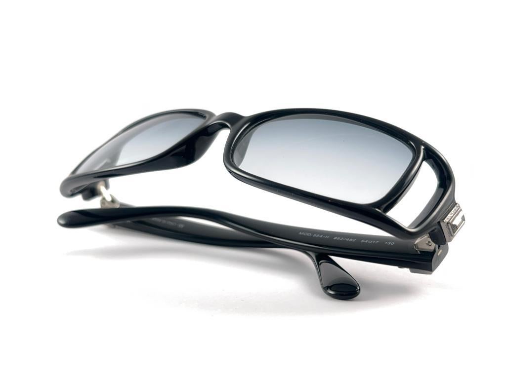 Vintage Versace Mod 554H Rechteckige schwarze Vintage-Sonnenbrille mit Rahmen, hergestellt in Italien, 2000er Jahre im Angebot 4