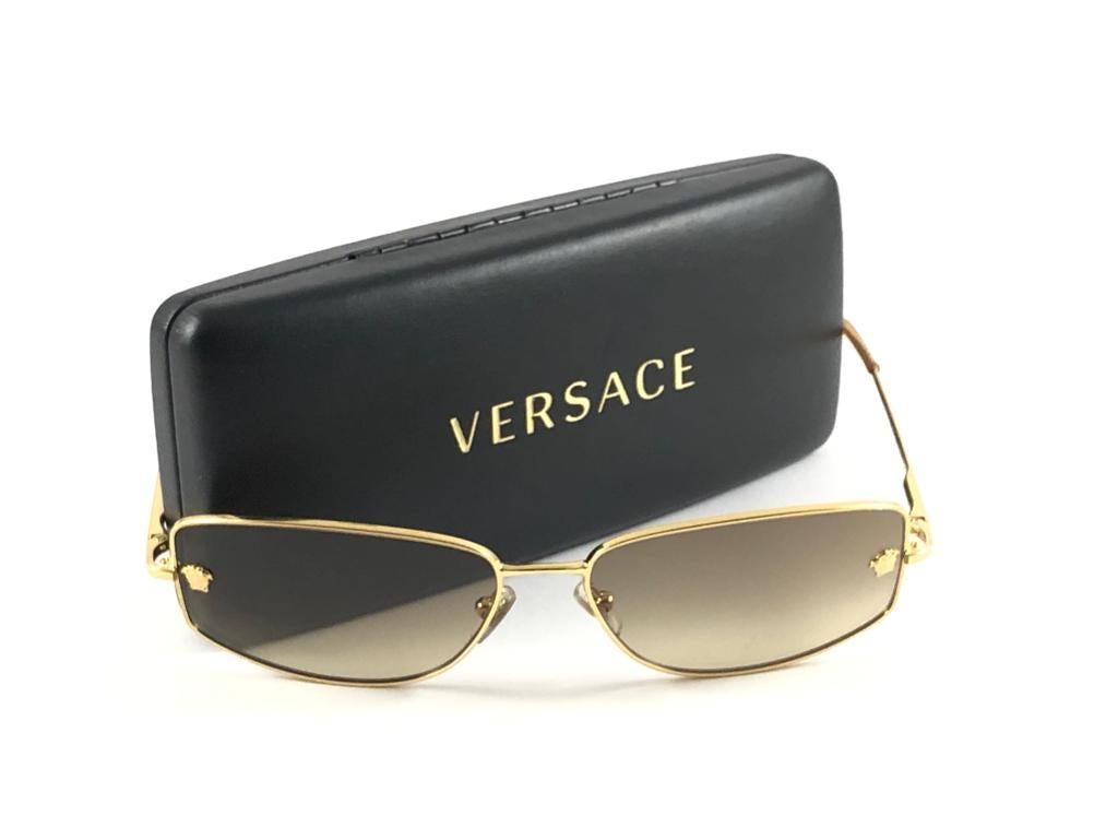 Vintage Versace Mod N33 Rectangular Gold Frame Sunglasses 90's Made in Italy Y2K For Sale 3