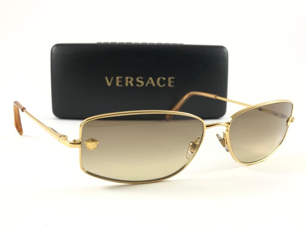 Vintage Gianni Versace Rectangular Gold frame with Medium Brown Gradient lenses.
New, Never worn.
It May Show So Minor Sign Of Wear Due To more Than 20 Years Of Storage.
Made in italy.


Front.                              14 cms
Lens Hight         