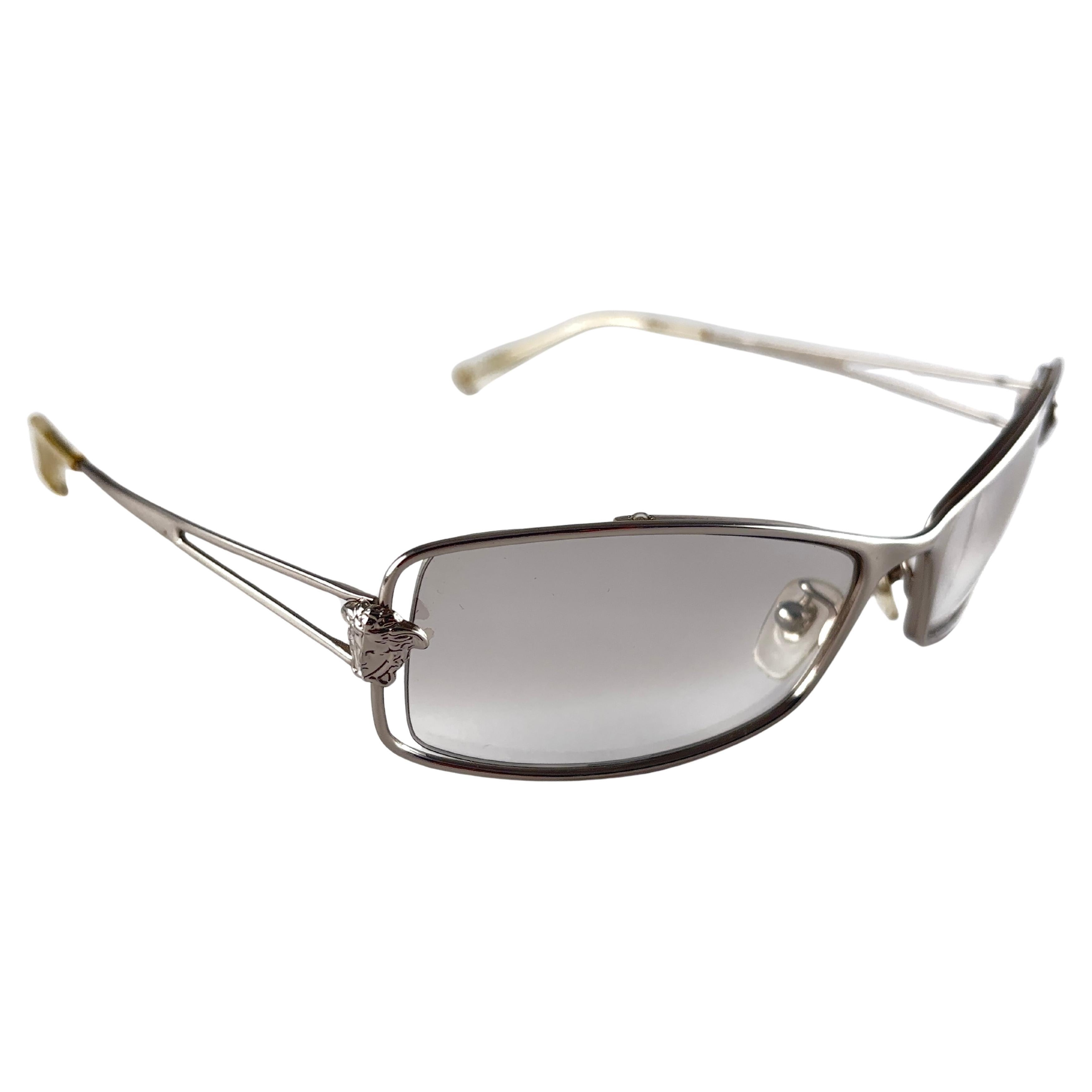 
Super 1990'S Gianni Versace Mod N 55 Sleek Silver Frame. Light Mirrored  ( Uv Protection ) Lenses. 

New, Never Worn Or Displayed. This Pair Show Some Sign Of Wear Due To Storage, Made In Italy.


Front : 14 Cms

Lens Height : 3.5 Cms

Lens Width :