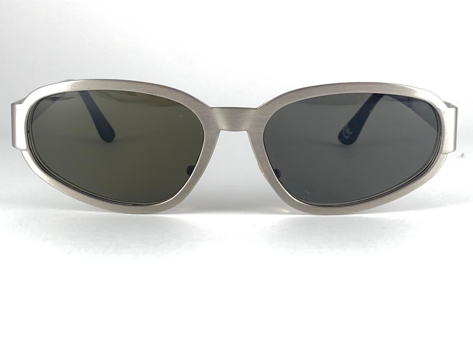 
Super 1990'S Gianni Versace Mod S 96 Matte Silver Frame. Grey  ( Uv Protection ) Lenses. 

New, Never Worn Or Displayed. This Pair Show Some Sign Of Wear Due To Storage, Made In Italy.


Front : 14.5 Cms

Lens Height : 4 Cms

Lens Width : 5.6