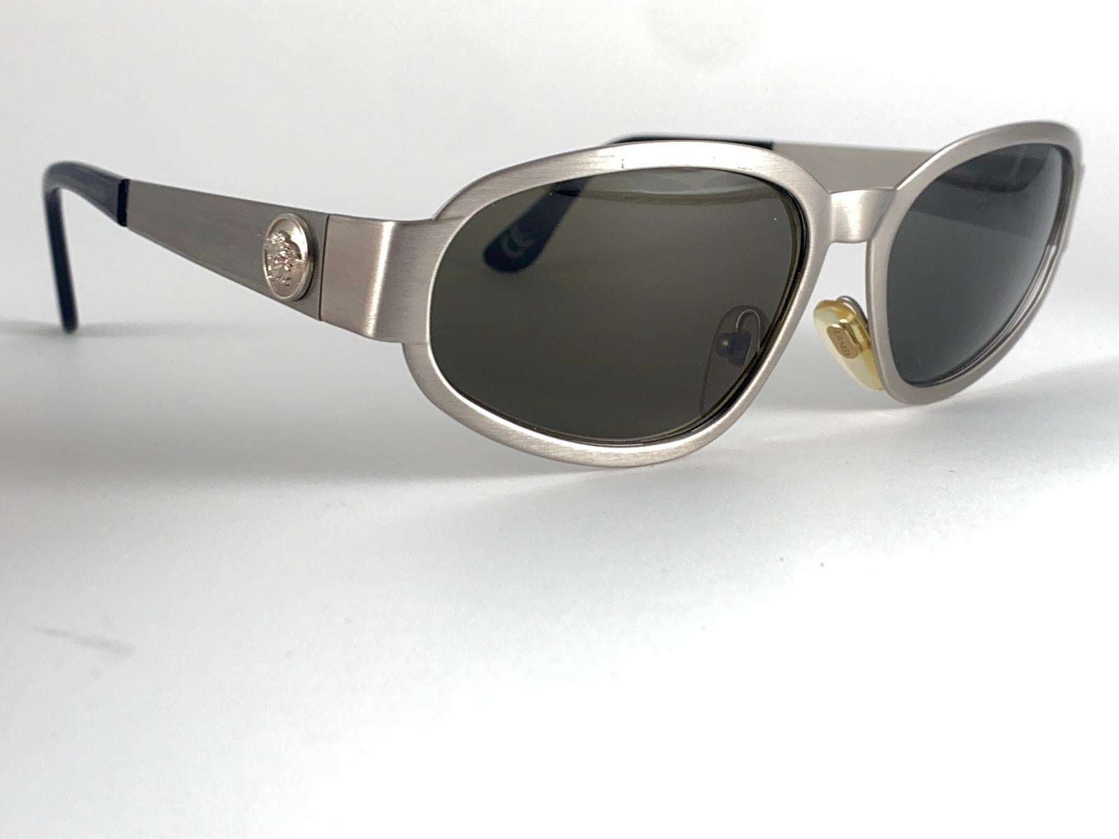 Vintage Versace Mod S96 Silver Matte Frame Sunglasses 1990's Made in Italy For Sale 3