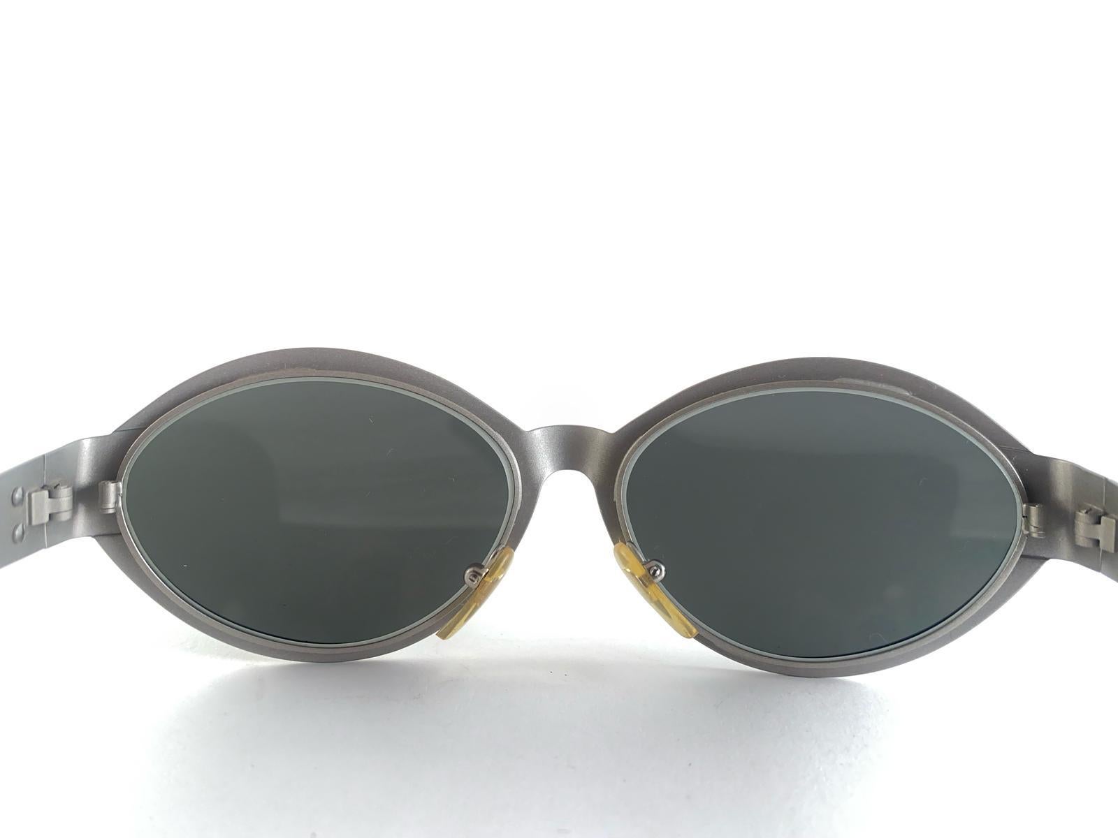 
Super 1990'S Gianni Versace Mod S97 Sleek Silver Frame. Solid Grey  ( Uv Protection ) Lenses. 

New, Never Worn Or Displayed. This Pair Show Some Sign Of Wear Due To Storage, Made In Italy.


Front : 14 Cms

Lens Height : 4 Cms

Lens Width : 5.5