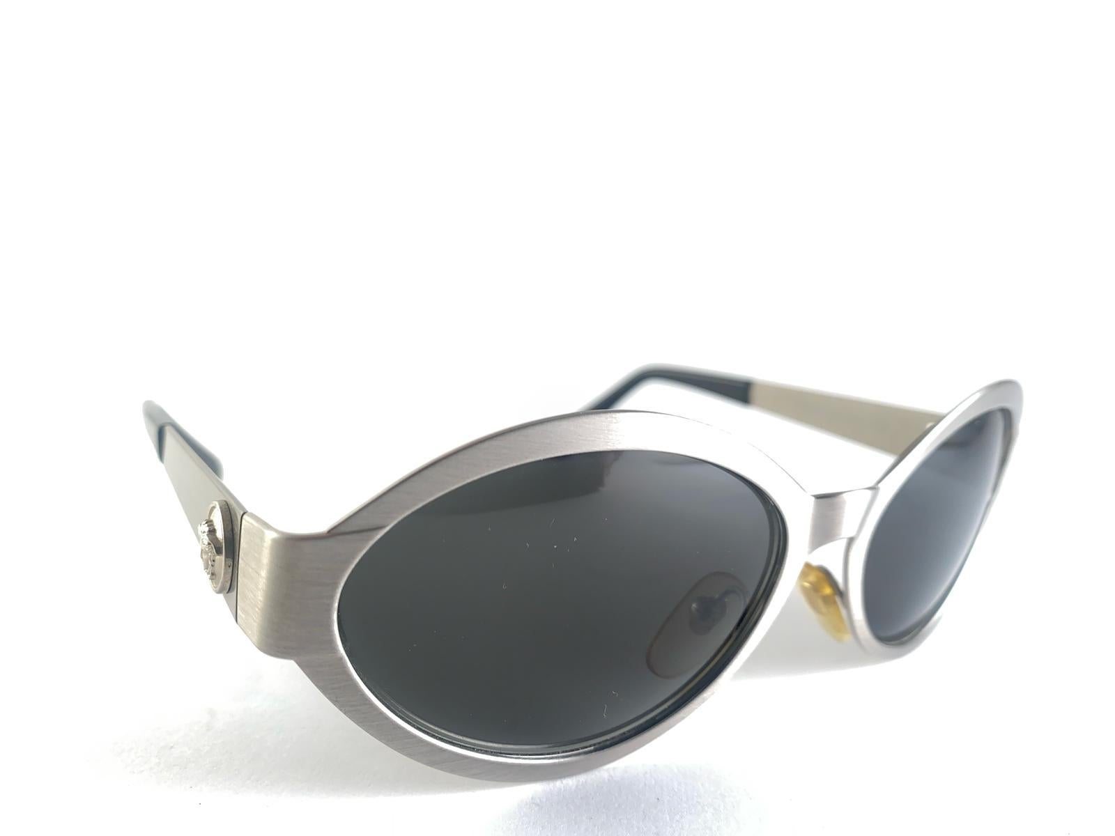 Vintage Versace Mod S97 Silver Oval Frame Sunglasses 1990's Made in Italy In New Condition For Sale In Baleares, Baleares