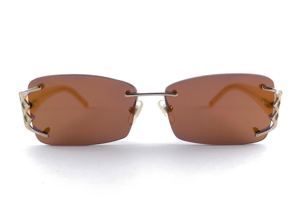 Vintage Gianni Versace Mod 1161 Rimless Frame Sunglasses Holding pair of Flat Gold lenses.
New, Never worn.
It May Show So Minor Sign Of Wear Due To more Than 20 Years Of Storage.
Made in italy.


Front.                        13.5 cms
Lens Hight   