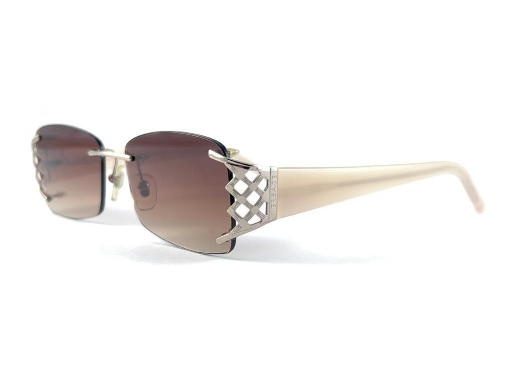 Vintage Gianni Versace randlose Sonnenbrille mit braunen Verlaufsgläsern.
Neu, Nie getragen.
Es kann so geringfügige Zeichen der Abnutzung aufgrund von mehr als 20 Jahren Lagerung zeigen.
Hergestellt in Italien.


Vorderseite.                       