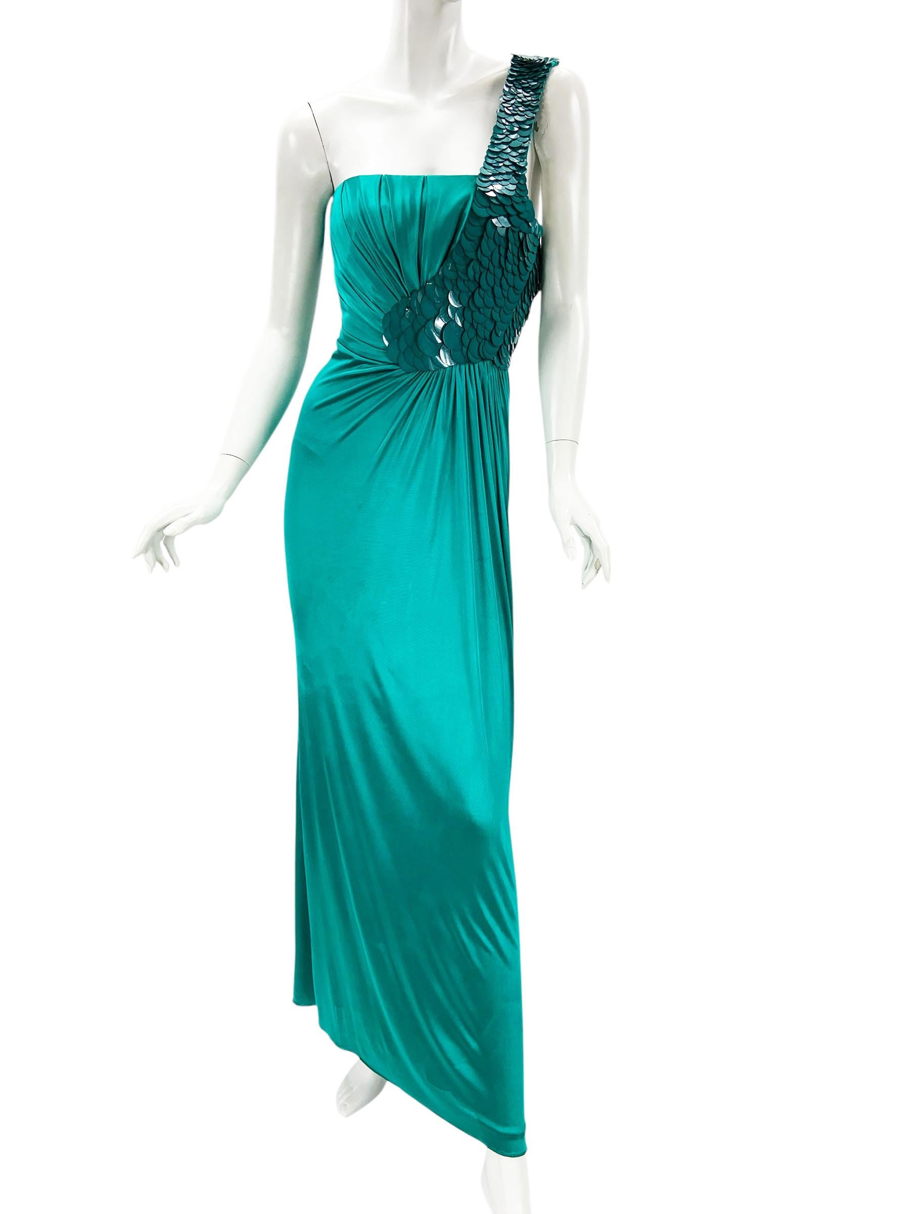 Vintage F&F Vintage Versace 2009 Robe en jersey stretch teal avec paillettes en forme d'écailles de poisson
Taille italienne 42 - US 8 (mesures ci-dessous)
Faites tourner les têtes avec cette superbe robe à une épaule de Versace, confectionnée en