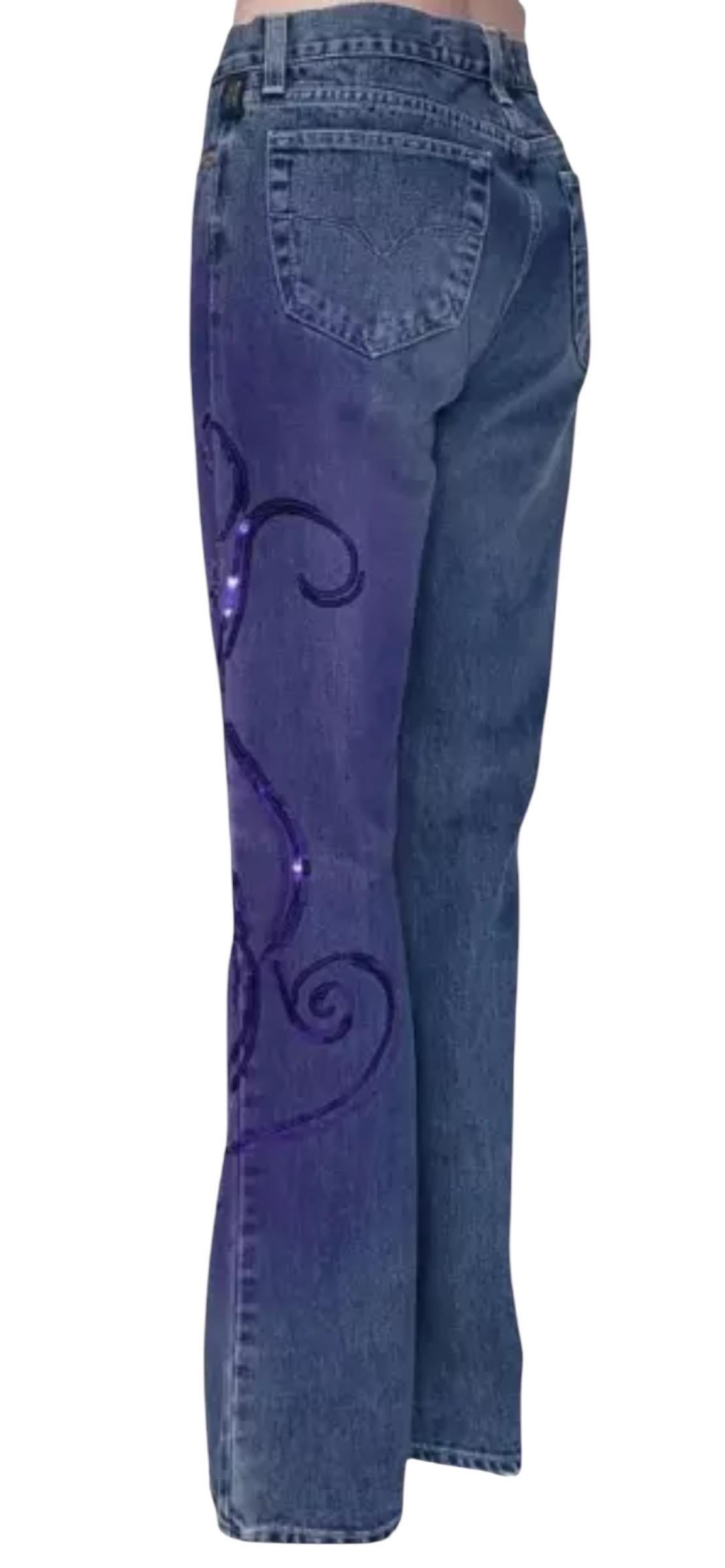 VERSACE JEANS COUTURE
Anfang 2000-s
Inhalt: 100% Baumwolle
Ombre-Finish, Pailletten.
Größe: 28/42 
Taille: 28
