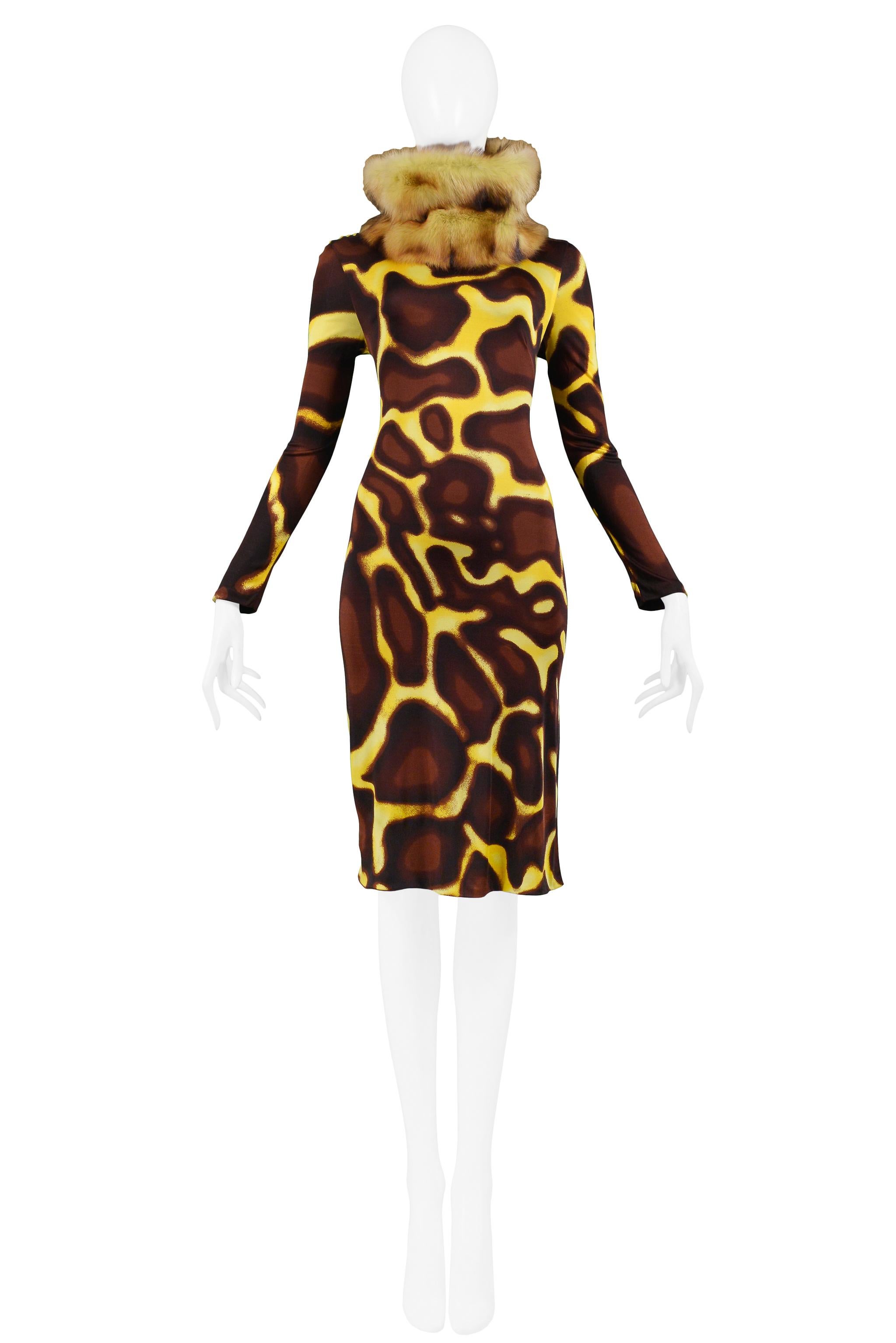 Vintage Versace chestnut brown and banana yellow giraffe print turtleneck long-sleeved dress featuring a removable tan and brown fur collar and center back zipper and gemstone button closure.

Excellent Vintage Condition

Size: 40

Measurements: