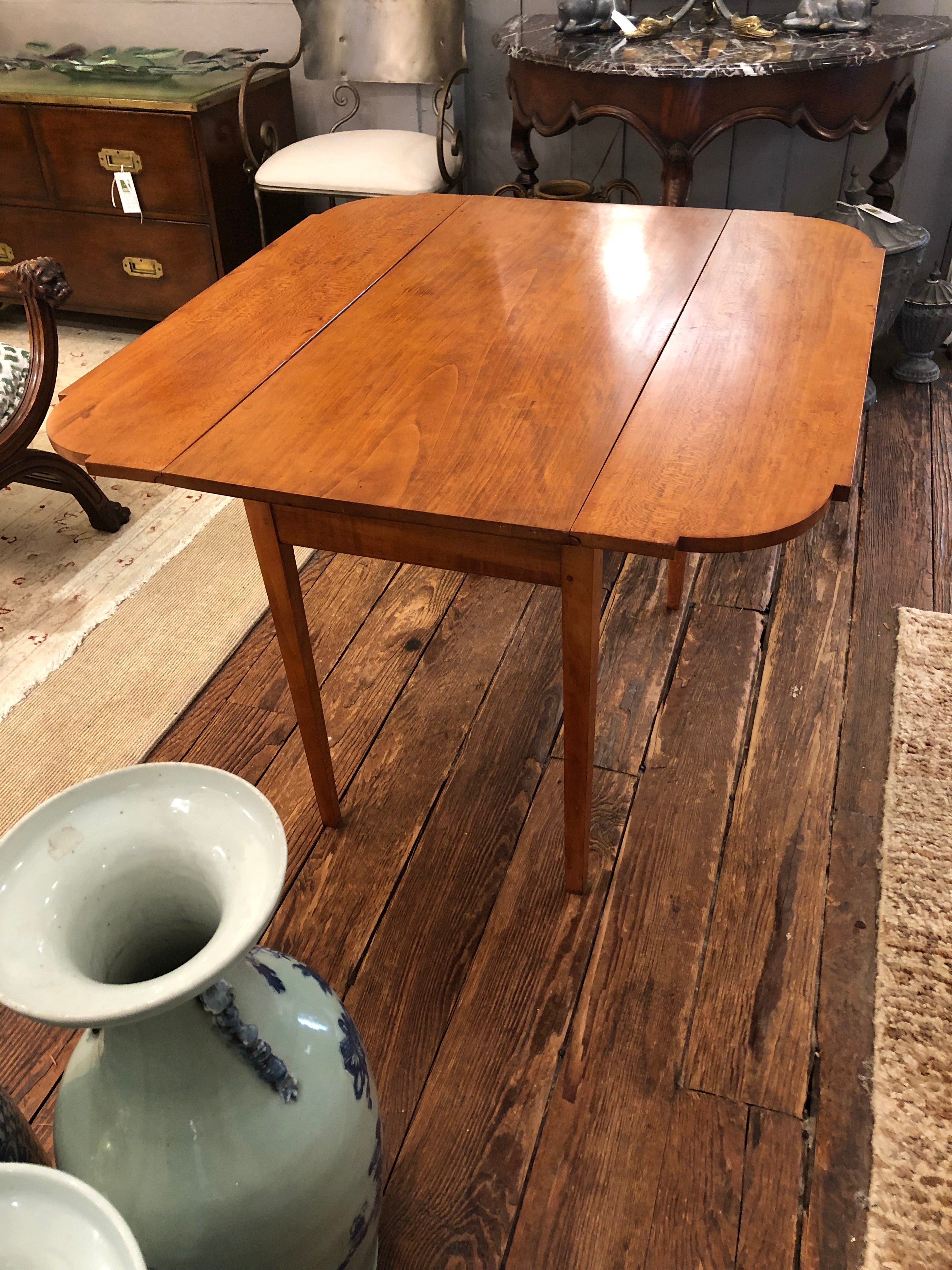 Classic American pine drop leaf table with warm slightly worn patina, having two leaves. Makes a narrow lovely console or side table, and also can be used as a small dining table when the leave are extended. Beautifully made.
Each leaf is 9