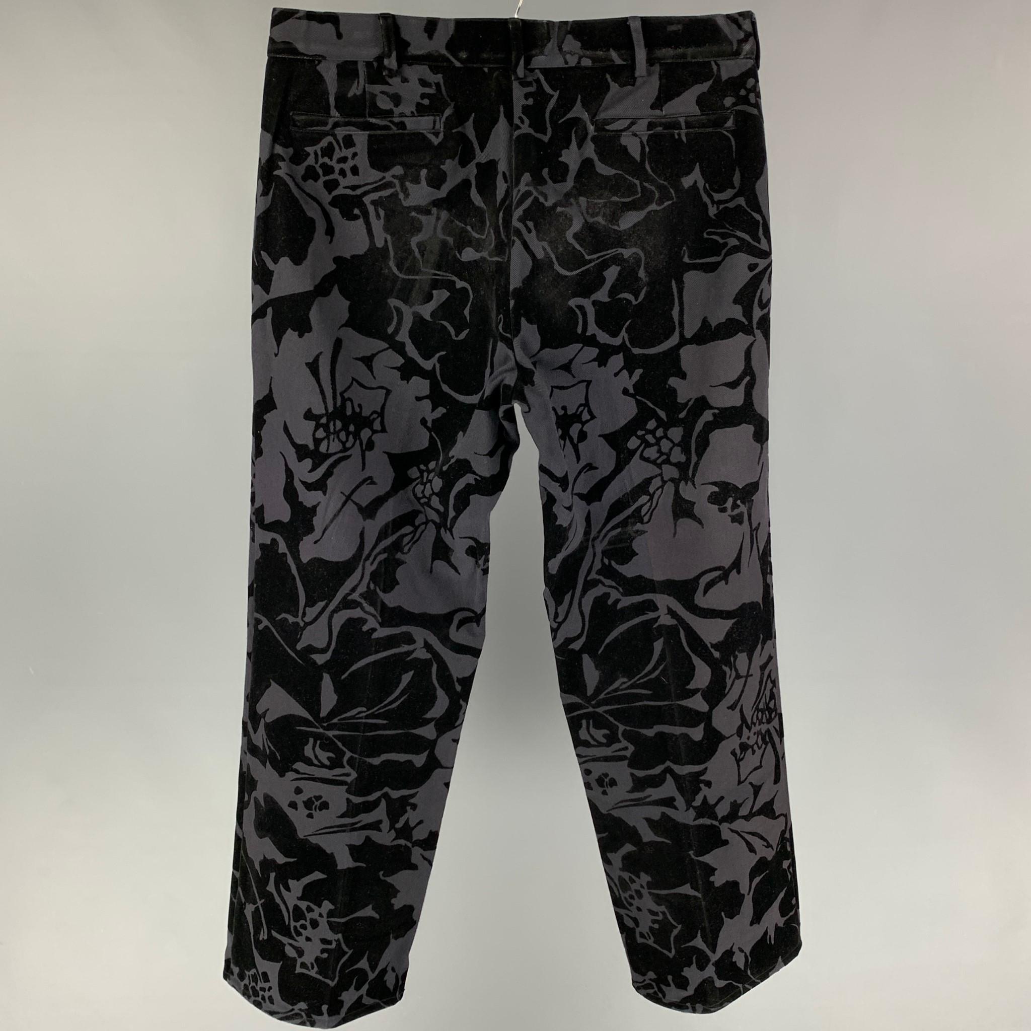 Vintage VERSUS by GIANNI VERSACE pants comes in a black velvet jacquard cotton featuring a straight leg, front tab, and a zip fly closure. Made in Italy. 

Very Good Pre-Owned Condition.
Marked: 36/50

Measurements:

Waist: 34 in.
Rise: 12