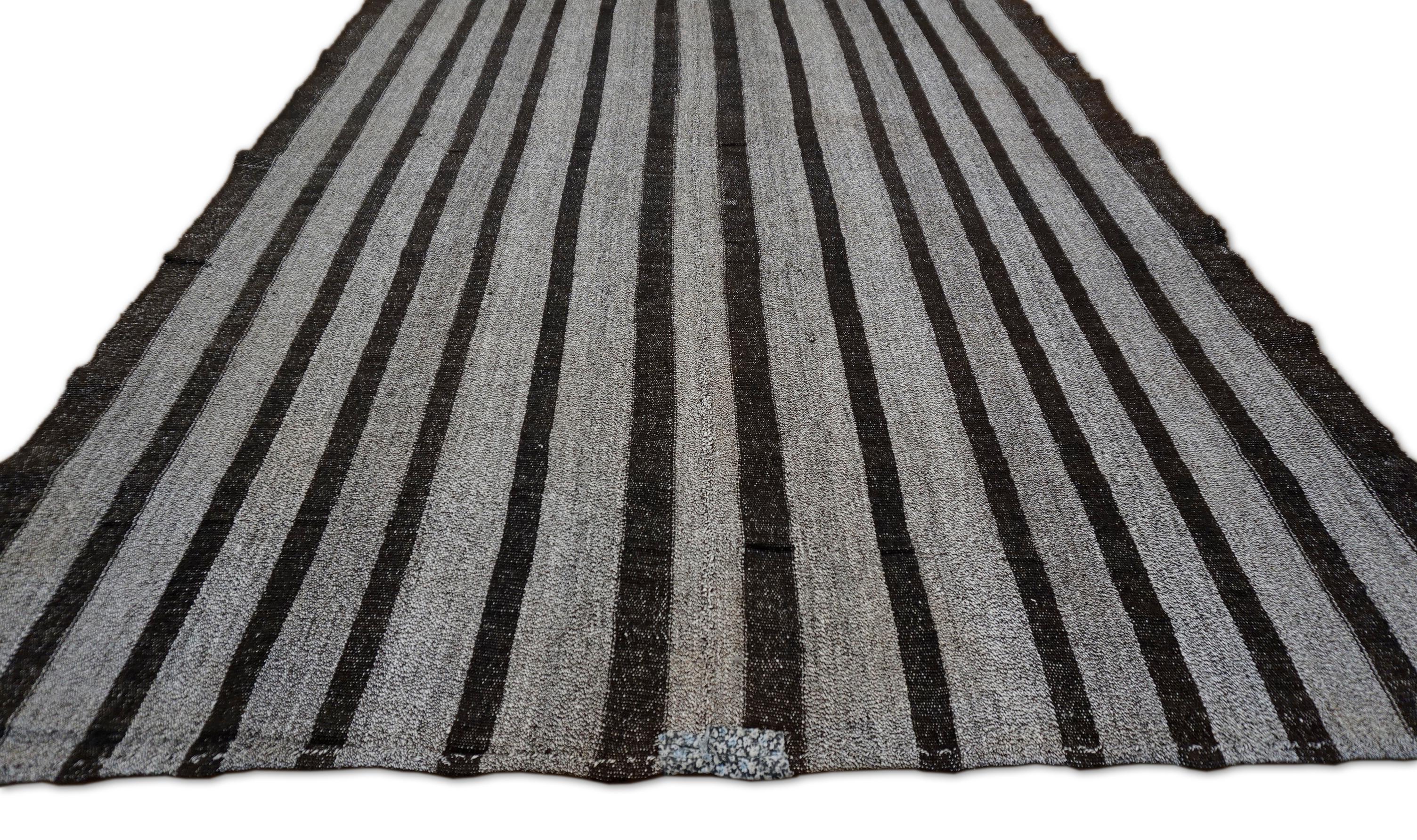 Vintage Vertikales Streifenmuster Grau Braun Hanf Kilim 6'9''x10' (Kelim) im Angebot