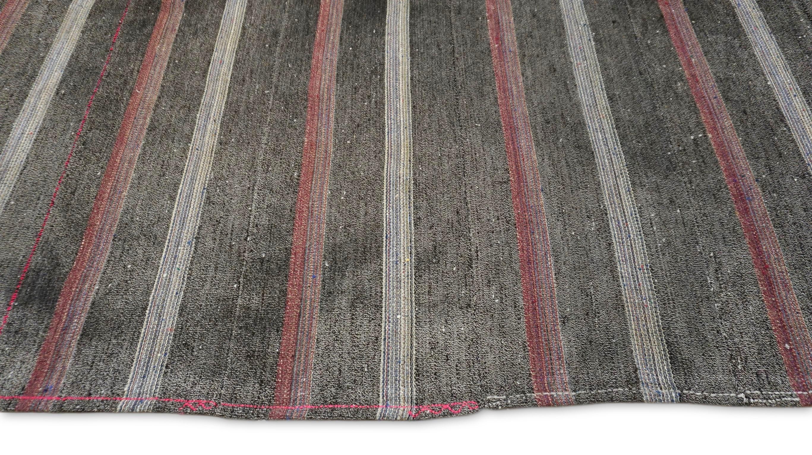 Moderne Tapis Kilim vintage à rayures verticales en laine anthracite, grise et rose 9'11''x11'11'' en vente