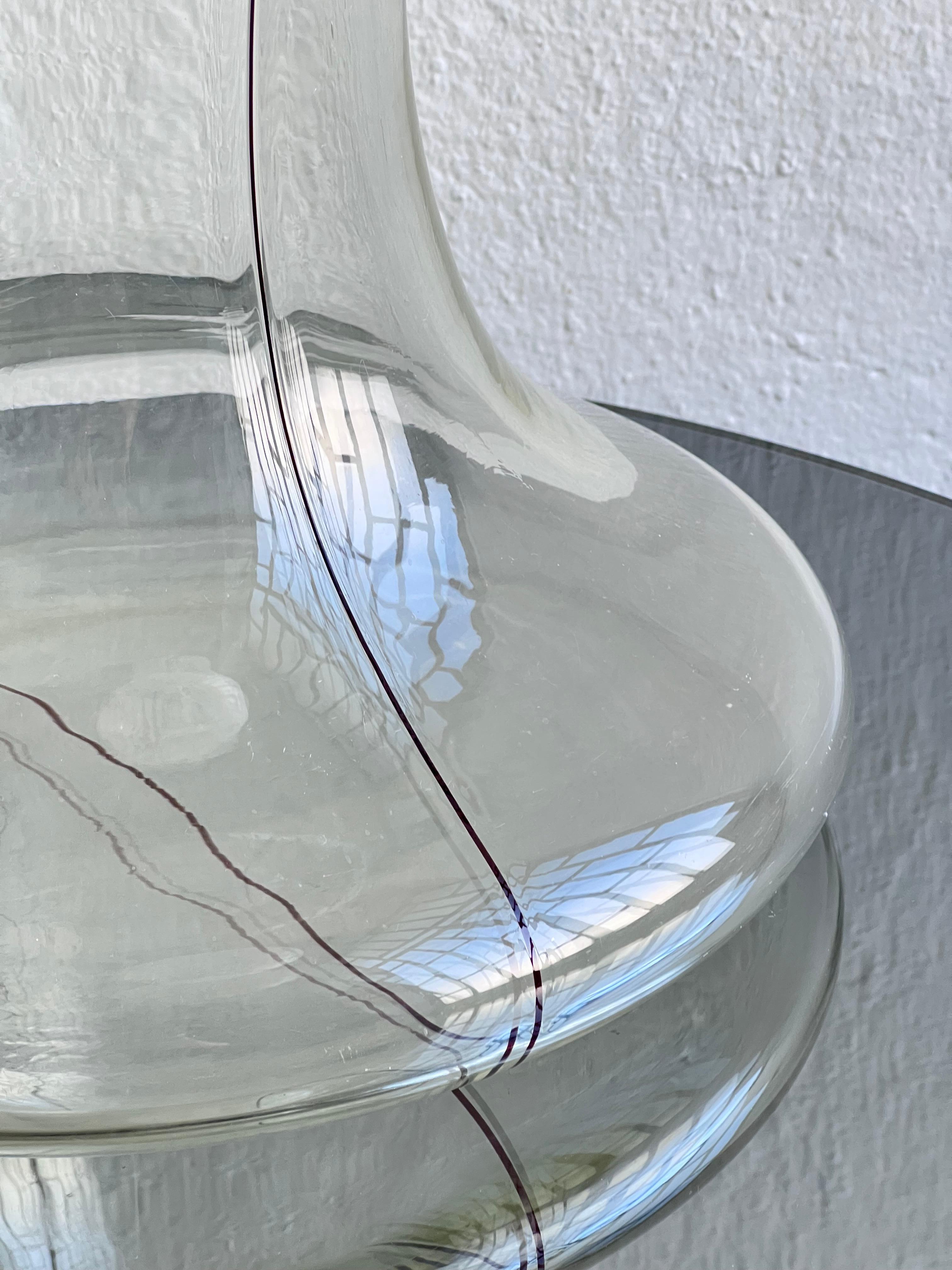 Milieu du XXe siècle Très grand vase vintage en forme de cloche en verre de Murano transparent avec décoration filigrane en vente