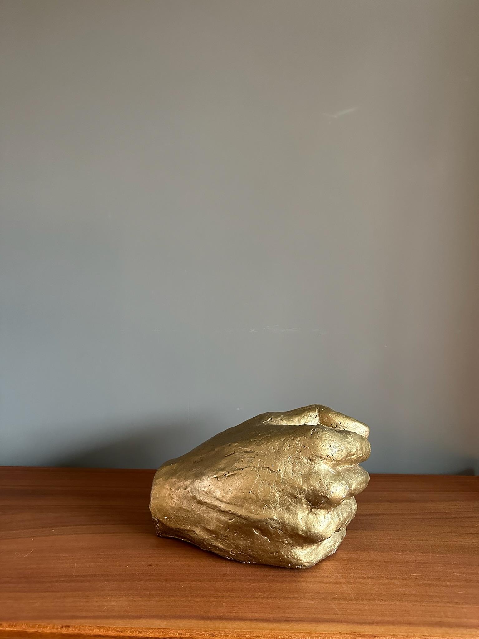 Sculpté à la main Très grande main vintage en plâtre couleur or