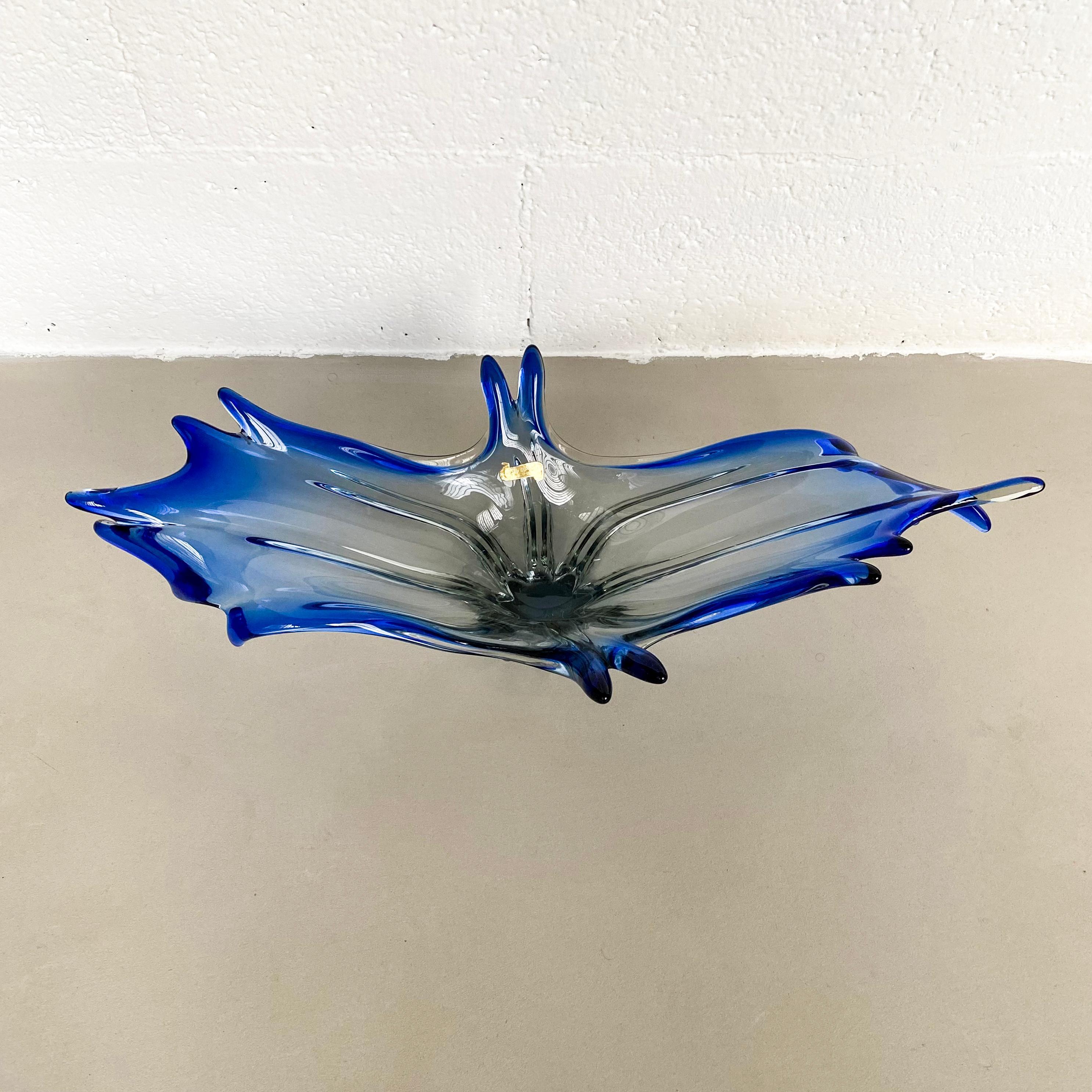 Offered for sale is an impressive, rare and extremely well preserved sculptural bowl/vase in Murano glass. Made in clear (transparent) glass, with electric blue accent on the edges, it is very big an has a great presence as a centerpiece on a table