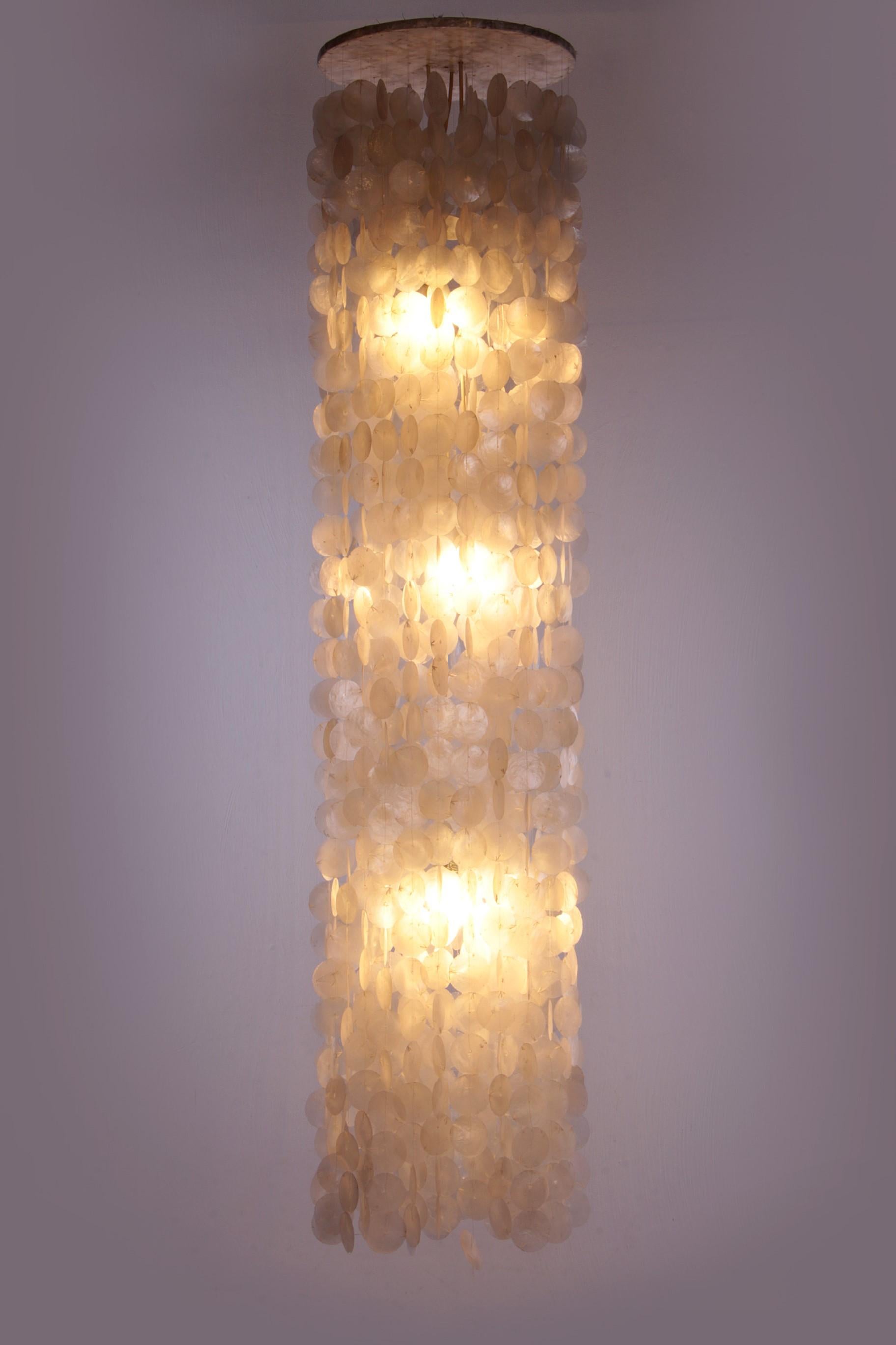 Vintage very long shell lamp Verner Panton,1964 Denmark.


An impressive 2-meter long shell pendant lamp designed by Verner Panton for the Swiss manufacturer J. Luber Ag.

An original vintage piece manufactured in the mid-century, (60s and