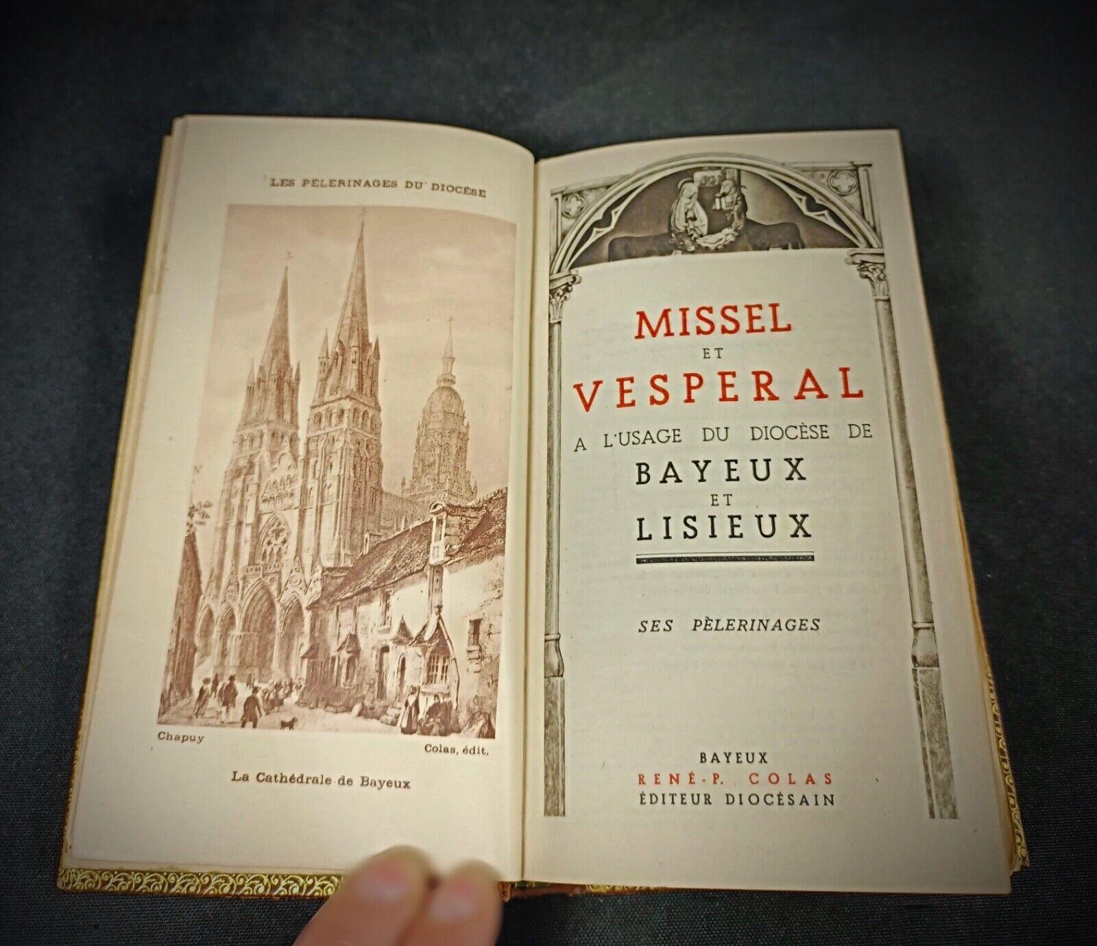 Un manufatto religioso d'epoca, questo messale vespertino è specifico della diocesi di Bayeux e Lisieux, con i dettagli dei suoi pellegrinaggi. Ideale per i collezionisti di testi religiosi o per chi è interessato ad articoli storici