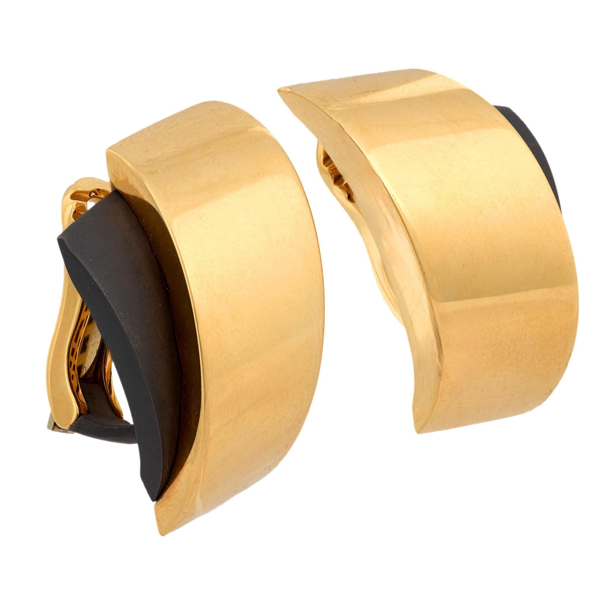 Moderno Orecchini a clip d'epoca Vhernier in oro giallo 18 carati e titanio in vendita