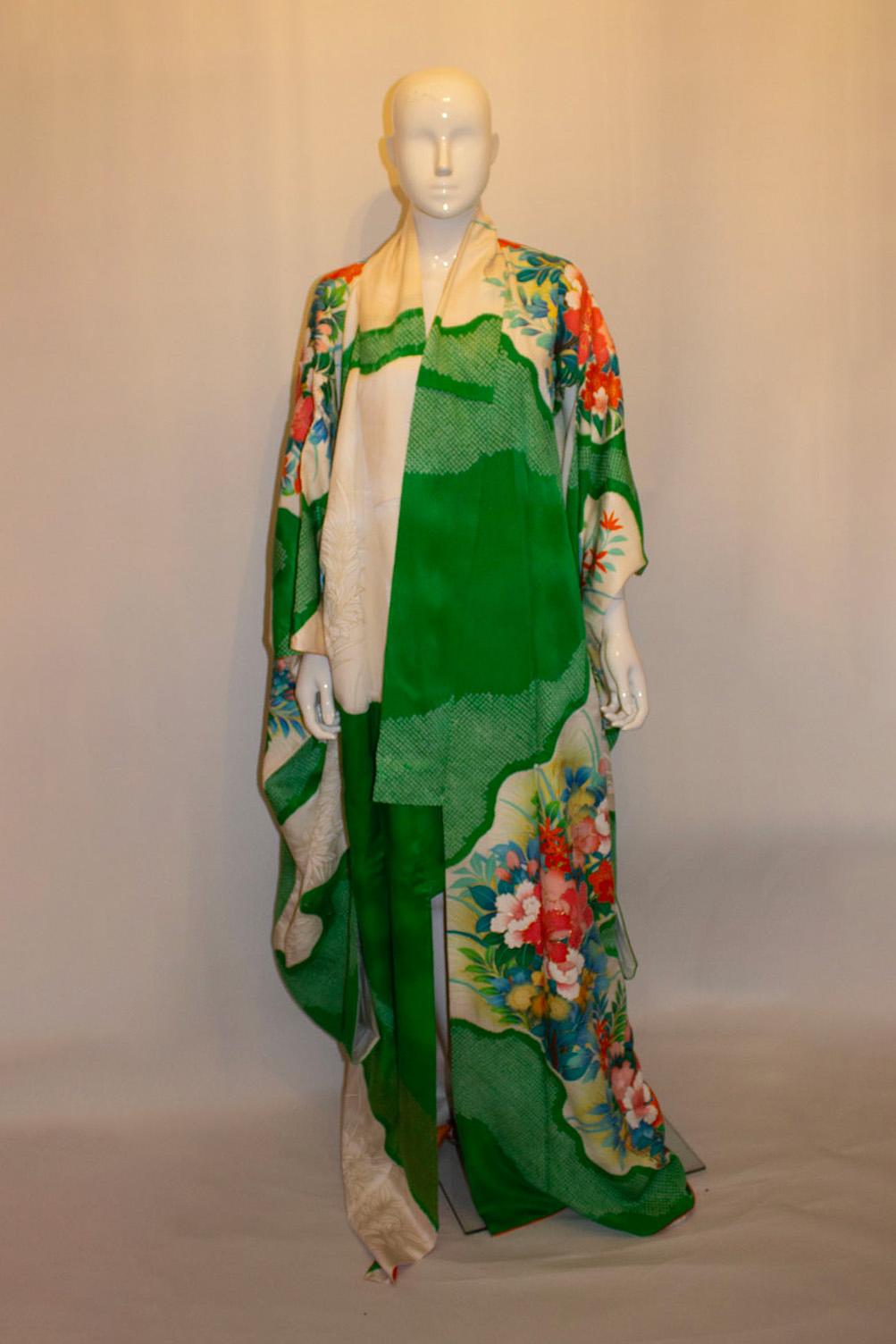 Vintage Vibrant Kimonoi For Sale 1