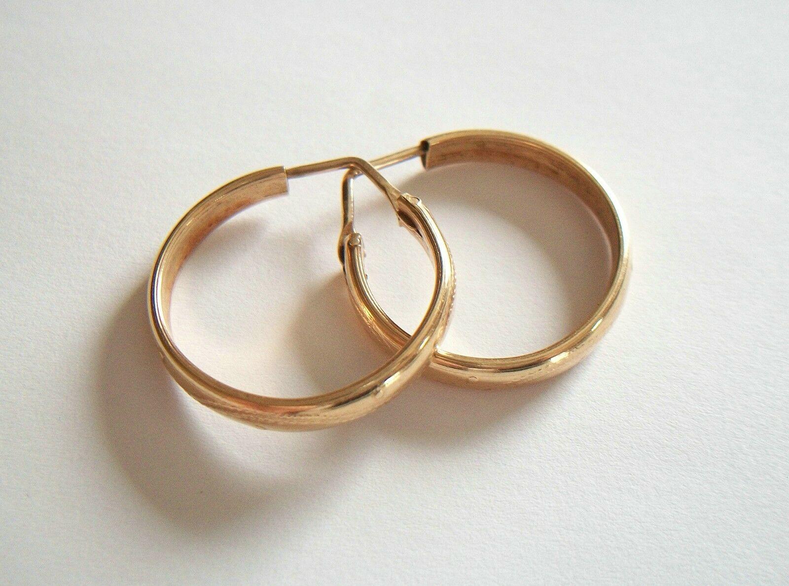 Women's or Men's Vintage Vicenza 14K Gold Hoop Earrings, Hand Made, Italy, Mid 20th Century For Sale