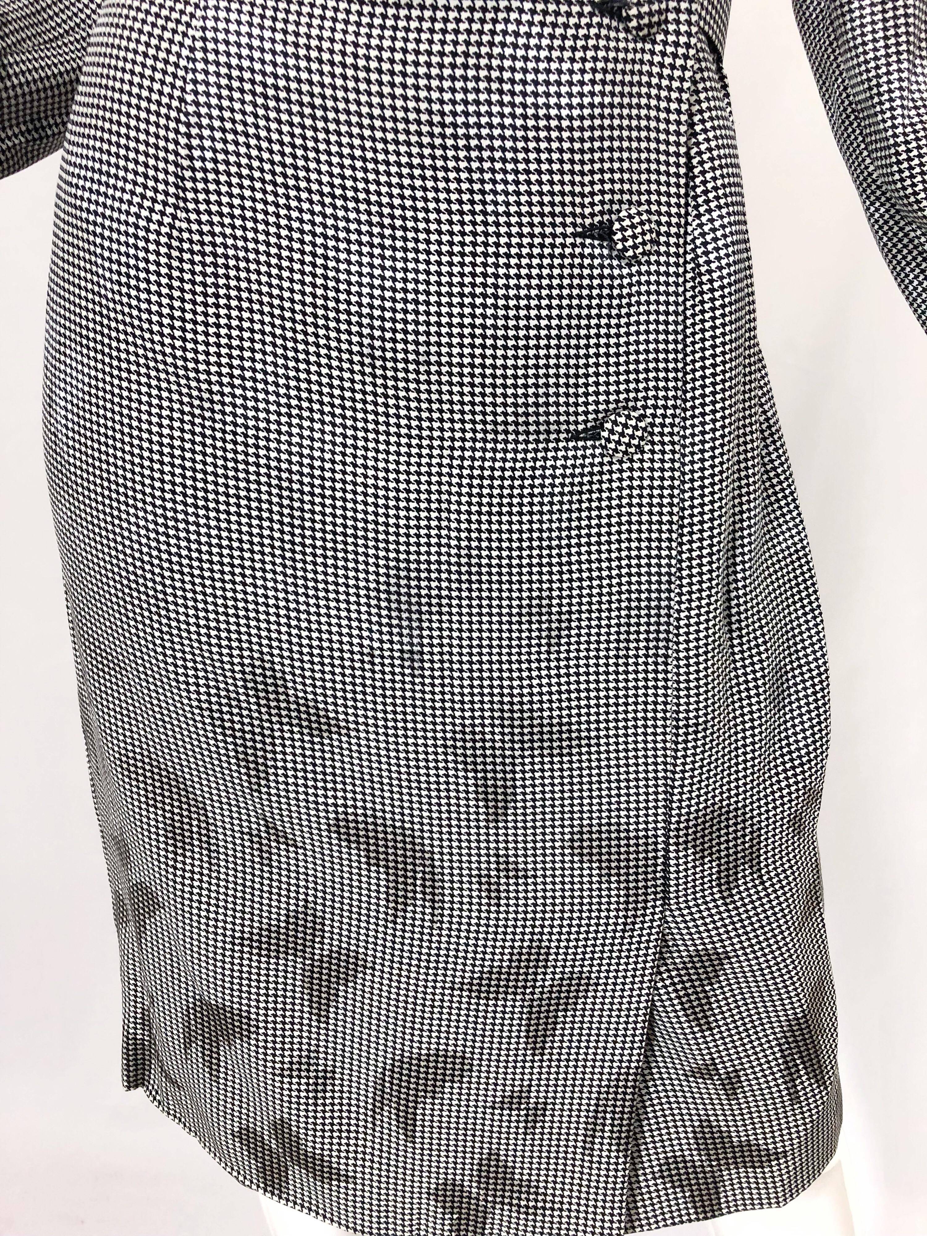 1980er Jahre Vicky Tiel Couture Größe 10 12 Schwarzweißes Seidenkleid mit Hahnentrittmuster und Schmetterling im Zustand „Hervorragend“ im Angebot in San Diego, CA