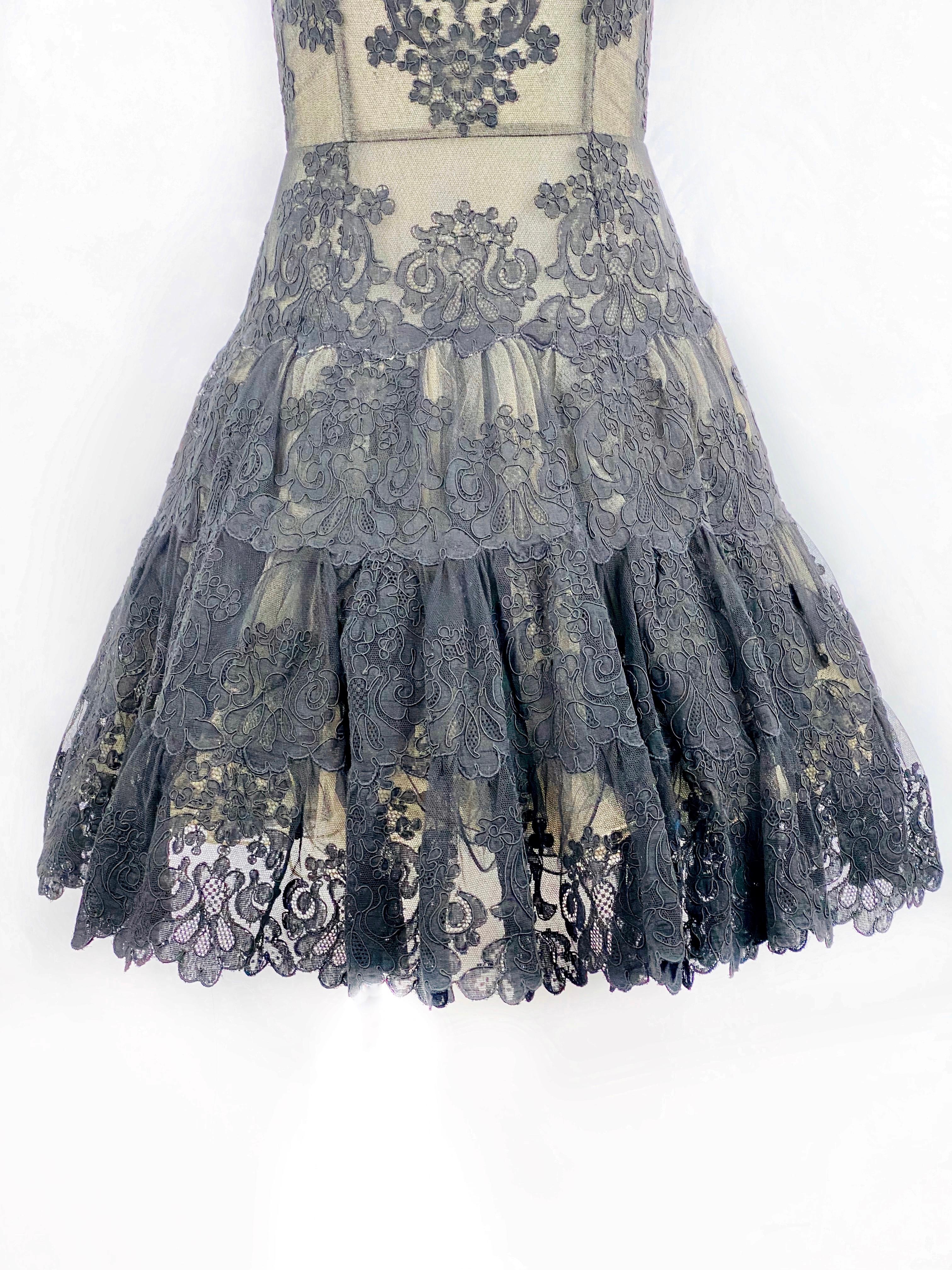 Vintage VICKY TIEL Couture Paris Schwarzes ärmelloses Minikleid aus geblümter Spitze Größe S im Zustand „Hervorragend“ im Angebot in Beverly Hills, CA