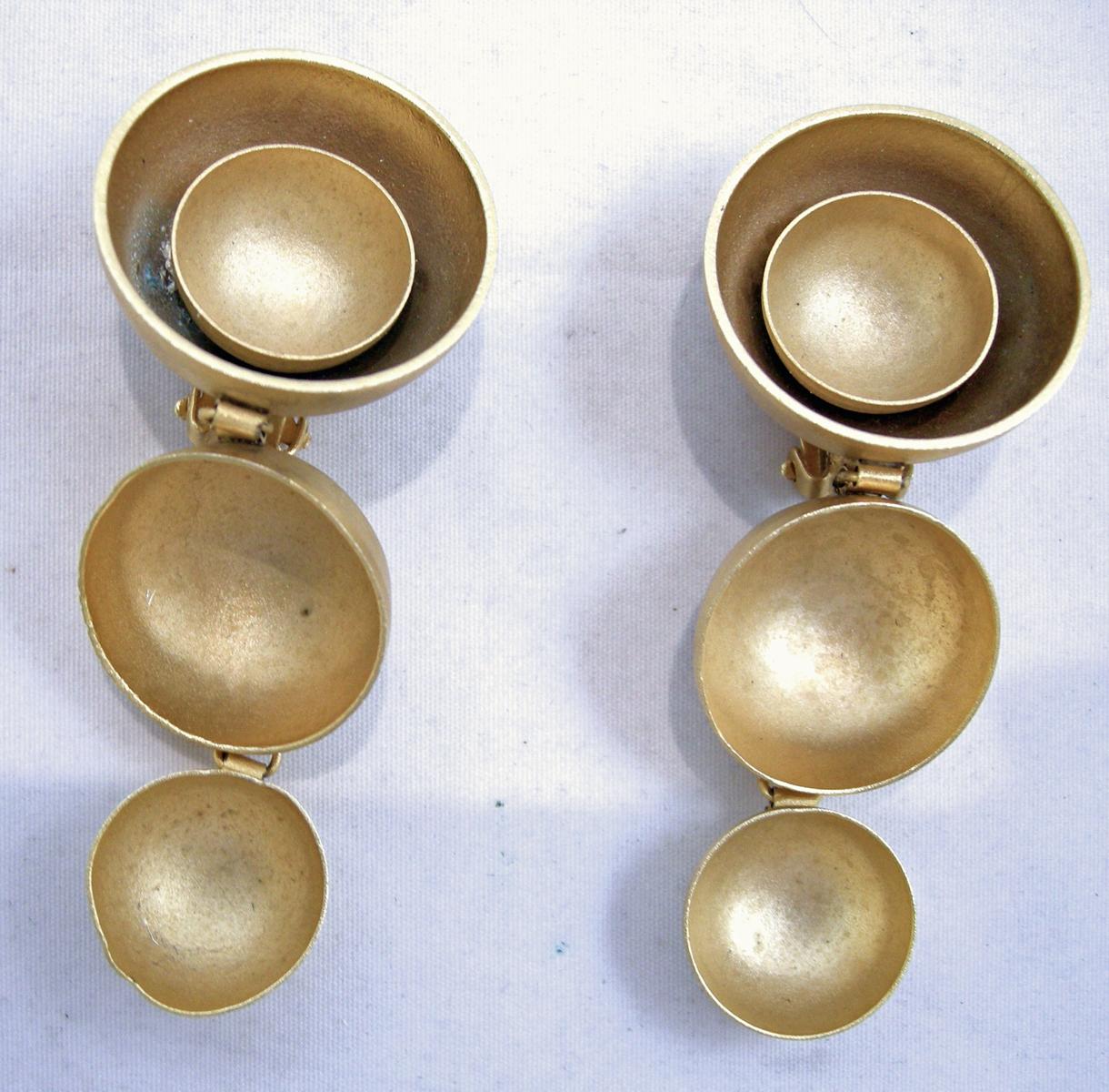These vintage unsigned Victor Carranza earrings have 3 gold tone cups falling downward.  These clip earrings measure 2-3/4” x 1” and are in excellent condition.