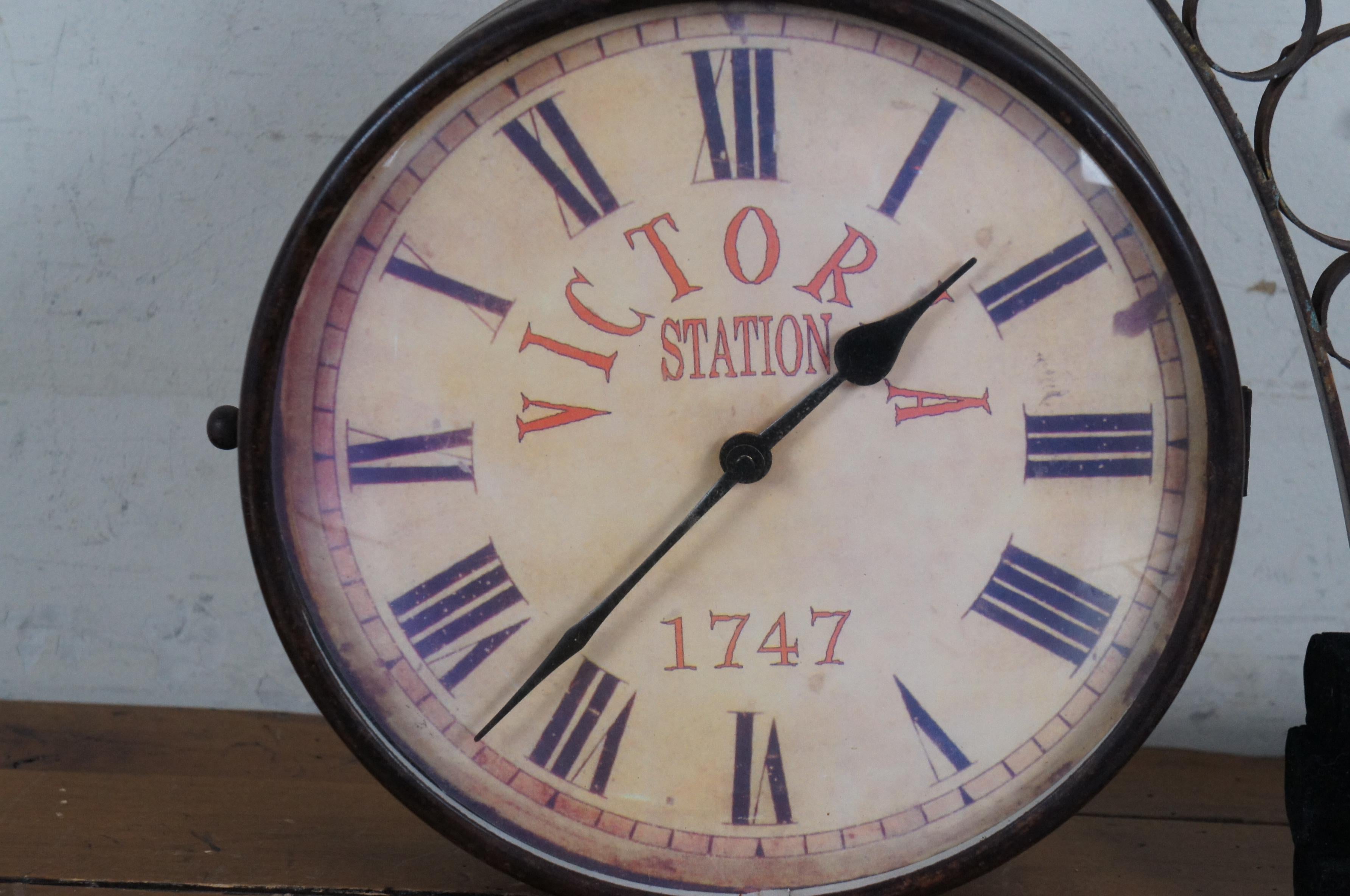 20ième siècle Horloge murale en laiton double face Victoria Station 1747 de 14 pouces en vente
