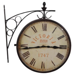 Vintage Victoria Station 1747 Doppelseitige Wanduhr aus Messing für die Wandmontage, Eisenbahn, Eisenbahnuhr 15"