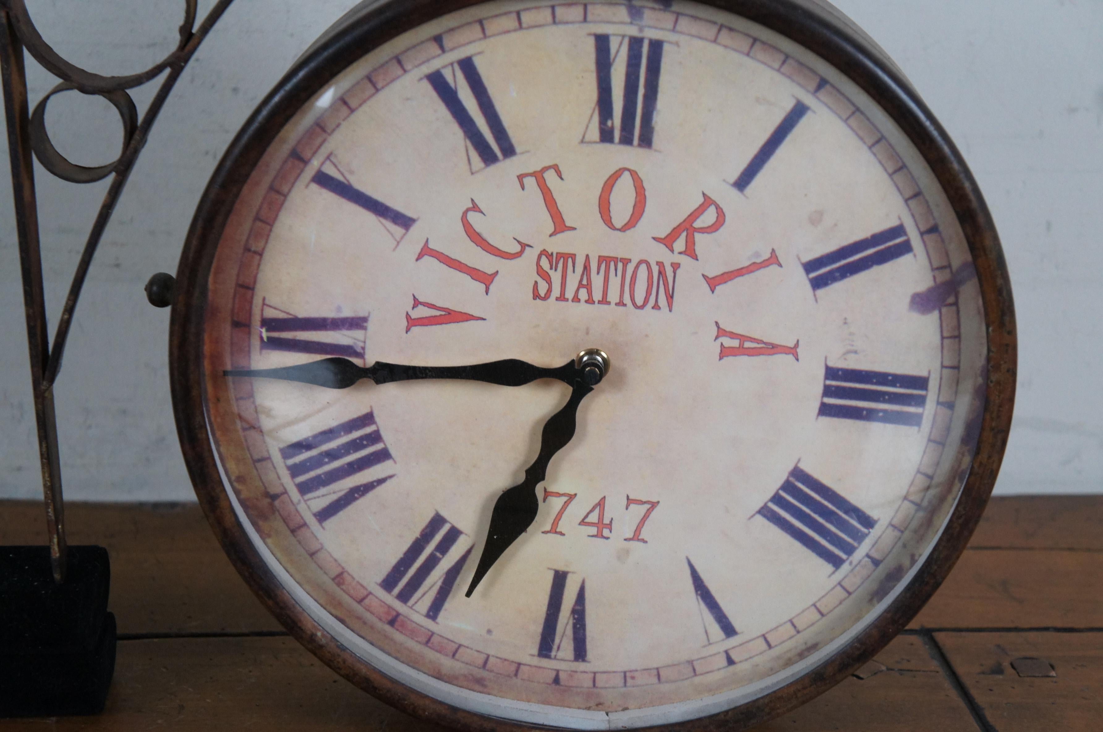 20ième siècle Vieille horloge murale de chemin de fer Victoria Station 1747 à double face 18 pouces en vente