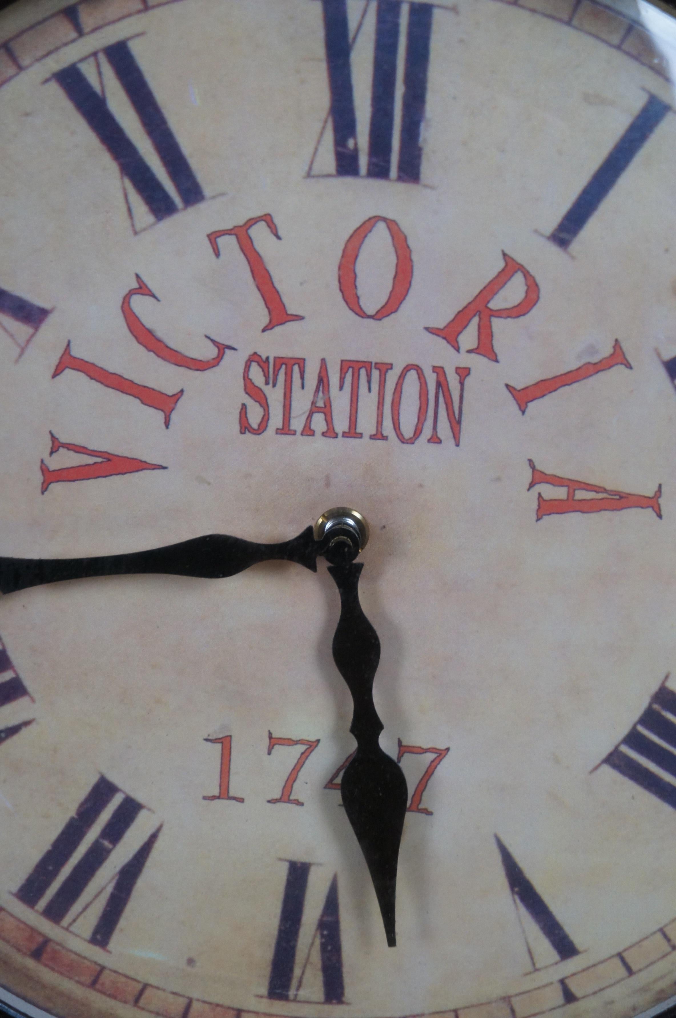 Métal Vieille horloge murale de chemin de fer Victoria Station 1747 à double face 18 pouces en vente