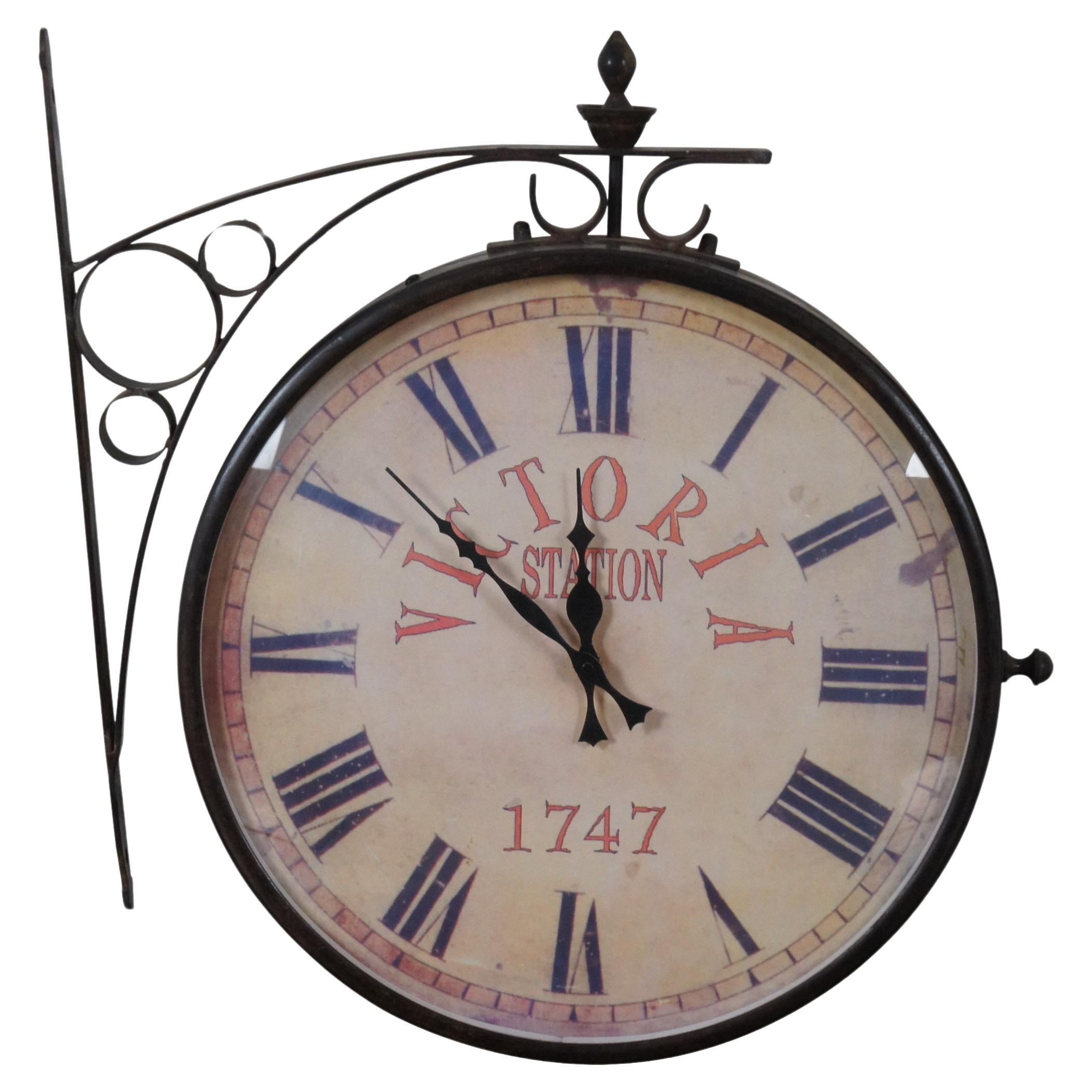 Vintage Victoria Station 1747 Doppelseitige Wanduhr aus Messing für die Wandmontage, Eisenbahn, 18"