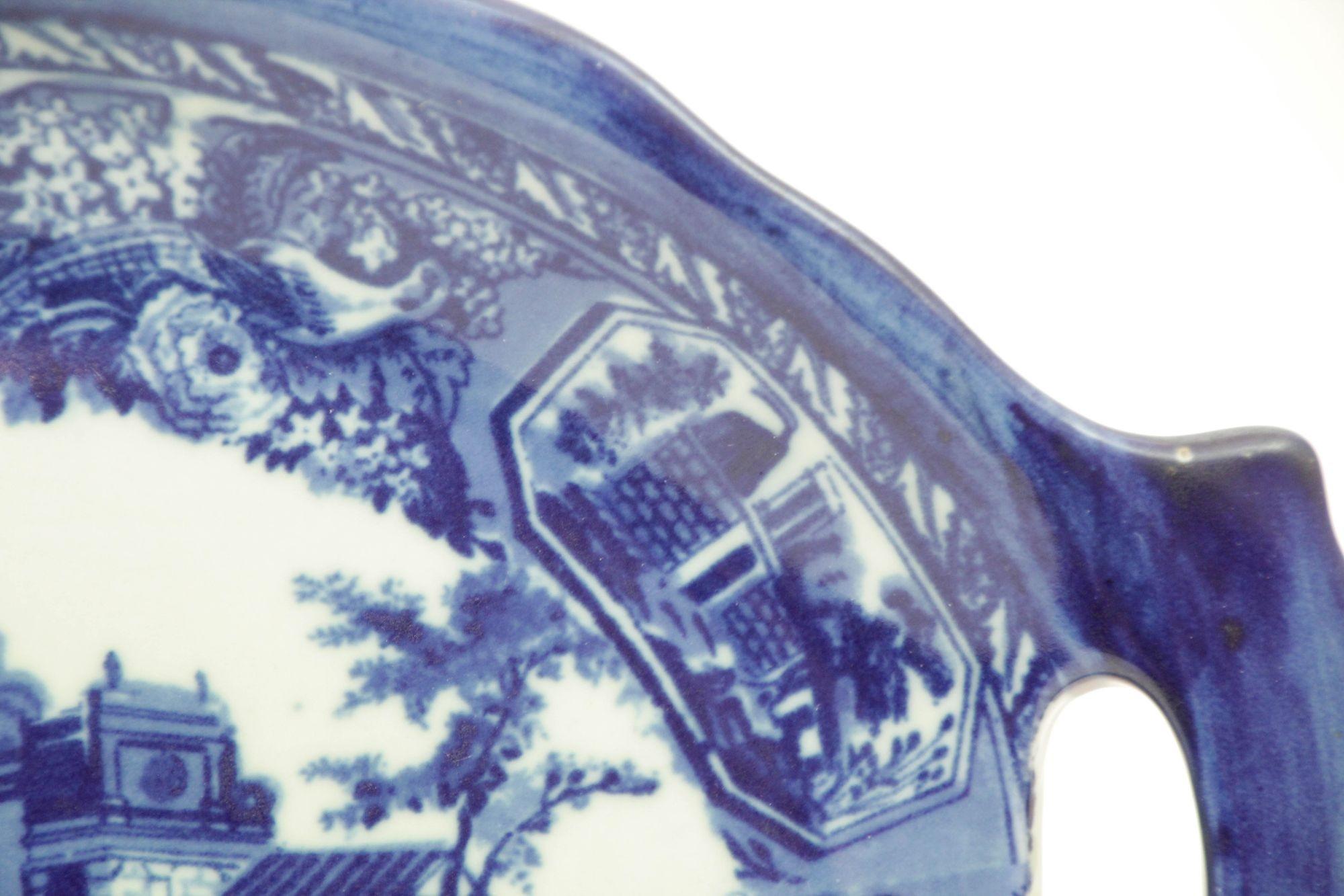 Vintage Victoria Ware Ironstone Flow Blau und Weiß Servierplatte mit Griffen im Angebot 3