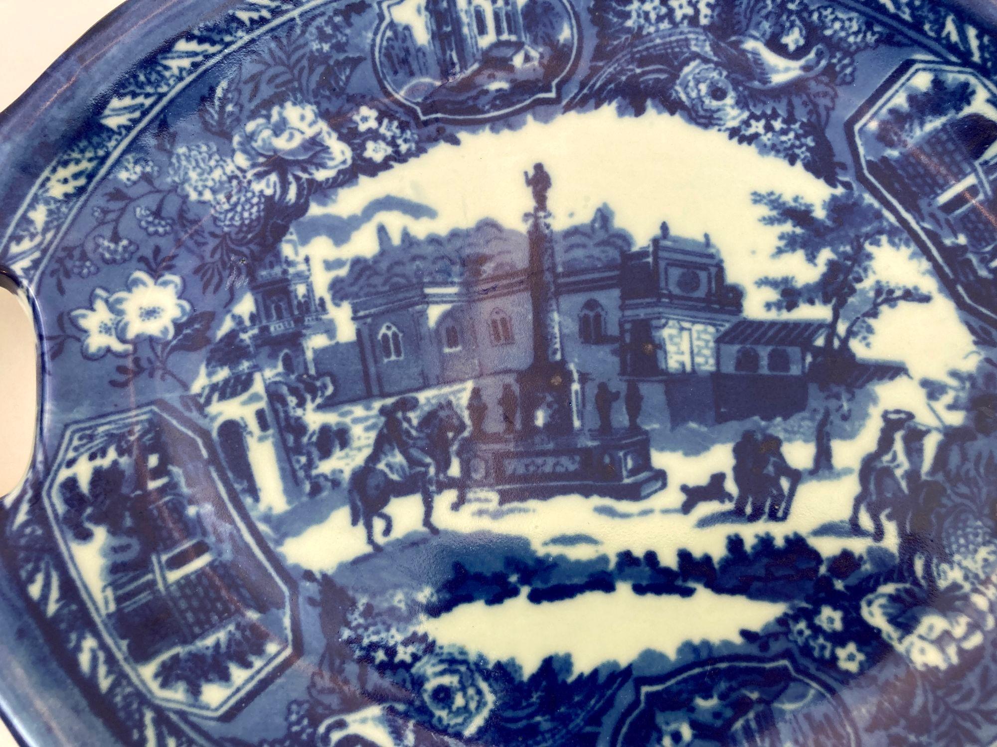 Vintage fließend blaue Servierplatte oder Tablett mit zwei Griffen, Ironstone Victoria Ware.
Vintage Victoria Ware Eisenstein Staffordshire Flow Blue Dish.
Große schwere blau-weiße Servierplatte aus Eisenstein.
Ein schönes Beispiel für Victoria