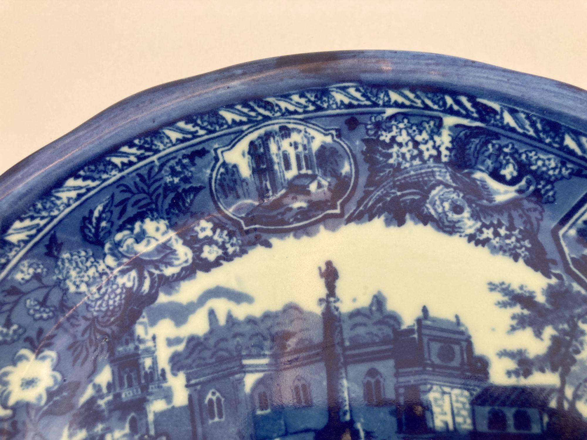 Vintage Victoria Ware Ironstone Flow Blau und Weiß Servierplatte mit Griffen (20. Jahrhundert) im Angebot