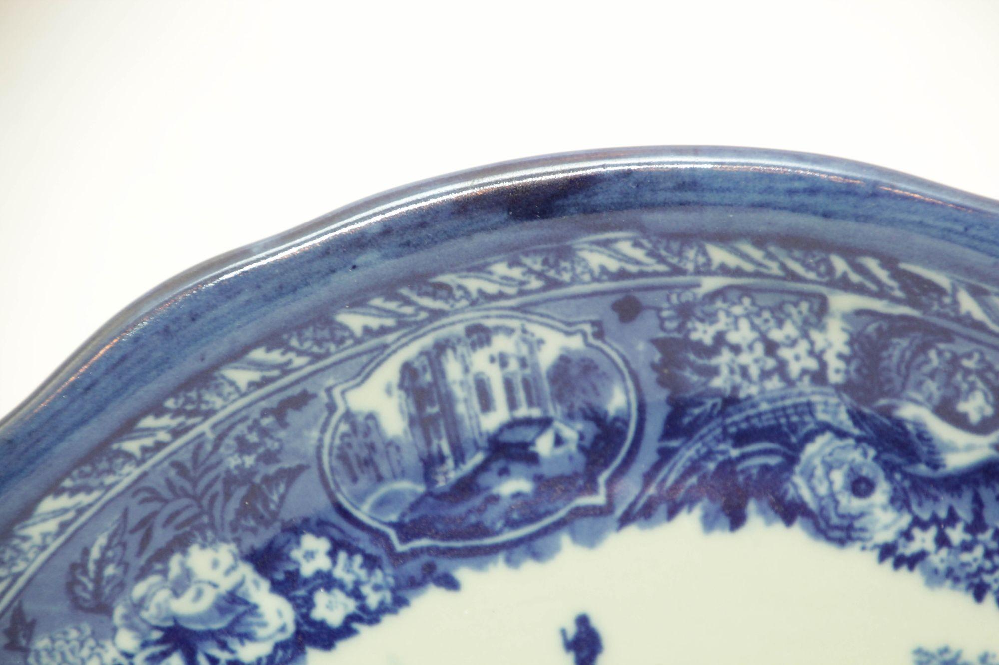 Vintage Victoria Ware Ironstone Flow Blau und Weiß Servierplatte mit Griffen (Eisenstein) im Angebot
