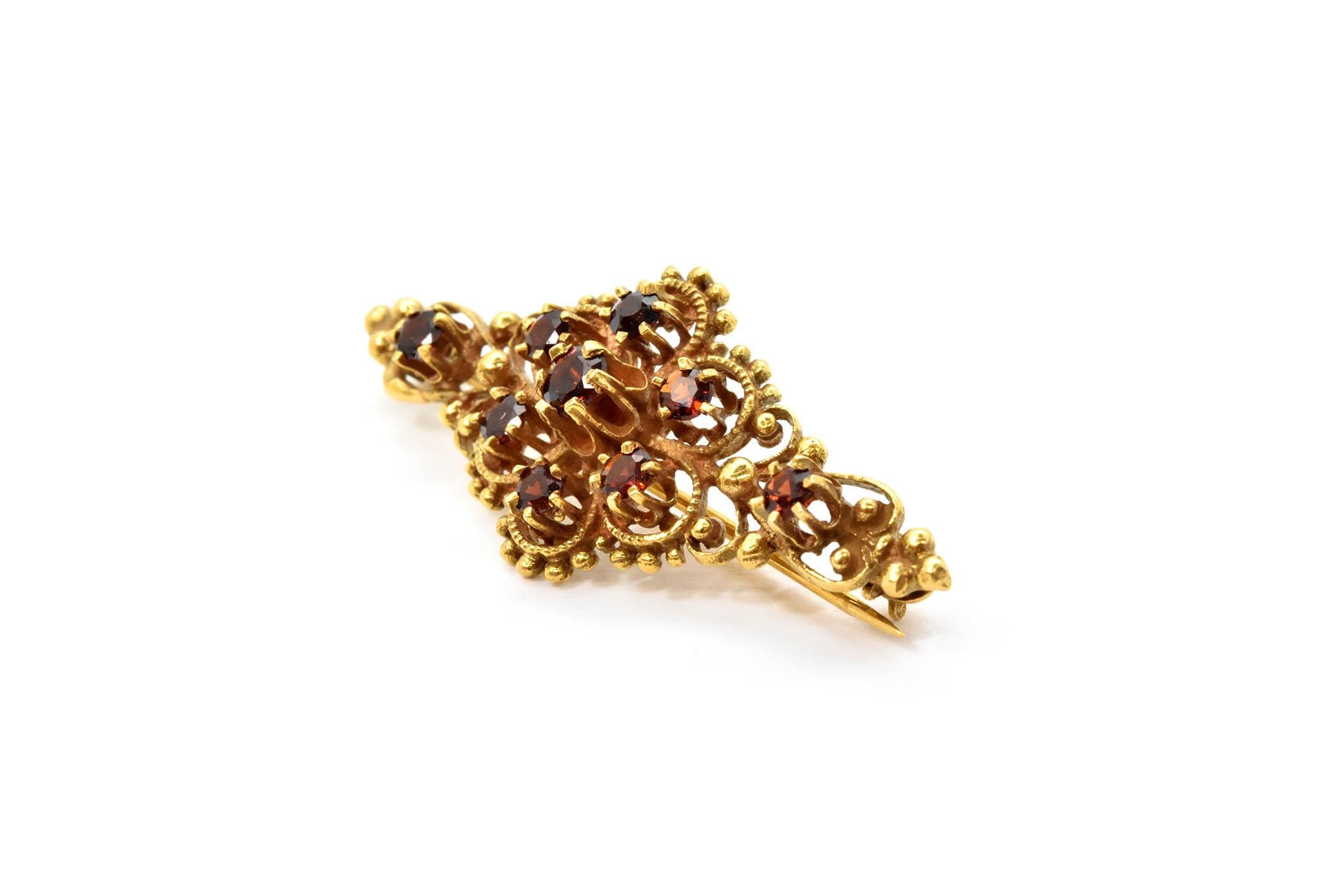 Round Cut Vintage Victorian 14 Karat Yellow Gold and Garnet Pin