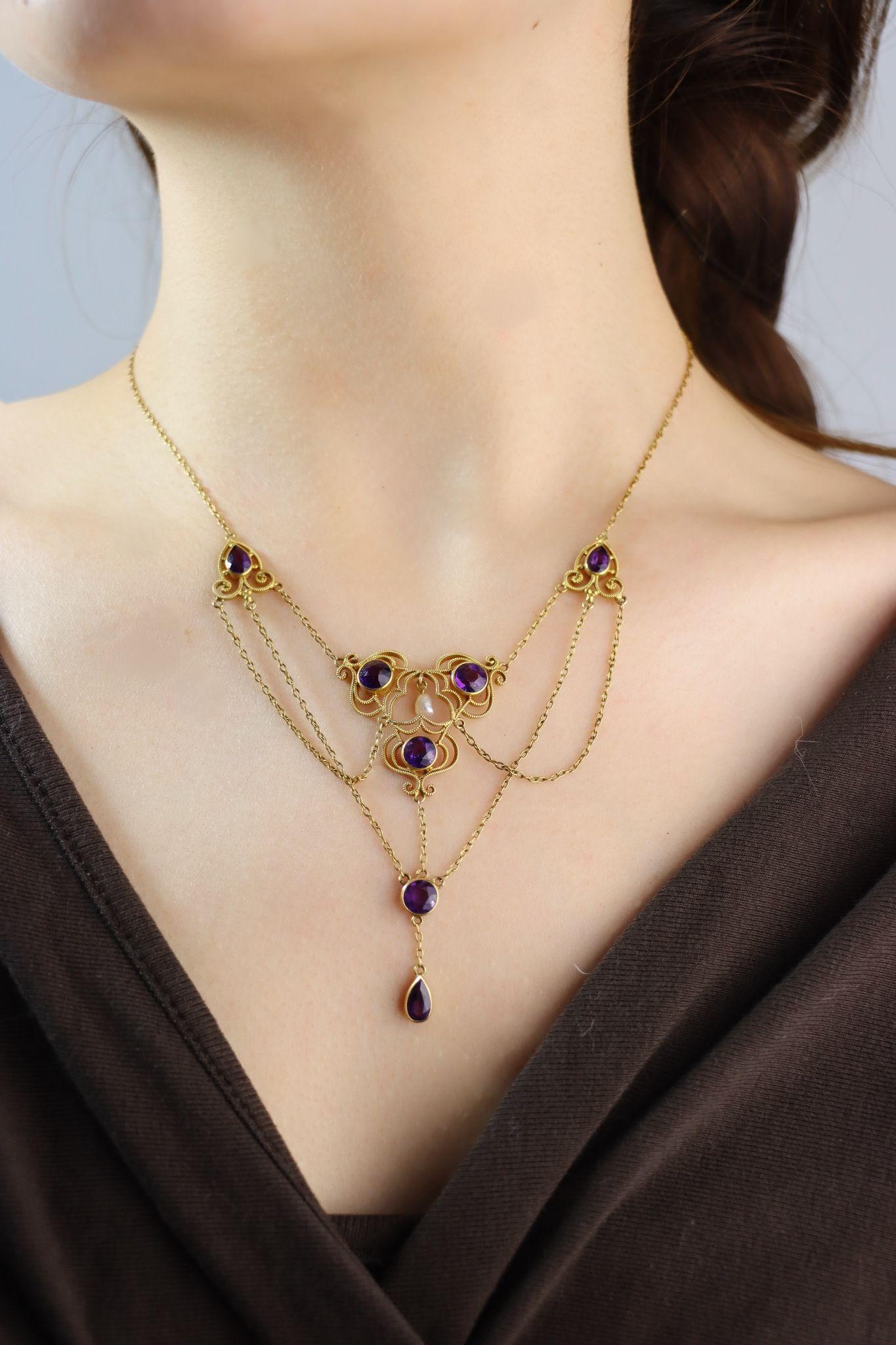 Vintage Victorian 14K Gold Amethyst Perlenkette

Ungefähre Abmessungen:
41 cm (Länge) 
6,8 cm (Breite des Fußes)
Gewicht: 9,9 Gramm.