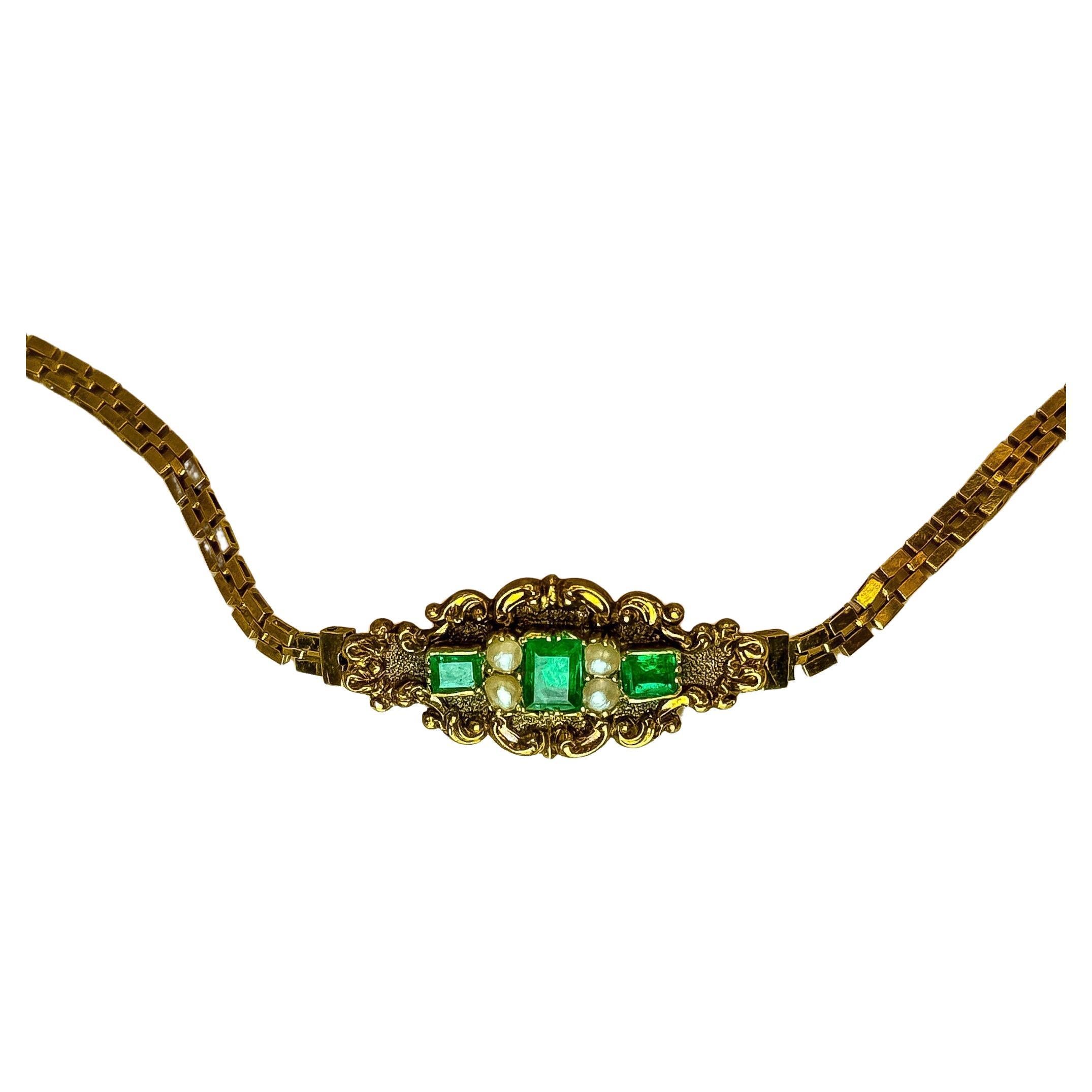 Antikes Armband im Vintage-Stil aus 18 Karat Gold mit natürlichen Smaragden.
Gönnen Sie sich den Glanz der Geschichte mit diesem prächtigen Armband, einer Hommage an die luxuriöse Handwerkskunst der viktorianischen Ära. Dieses atemberaubende Stück
