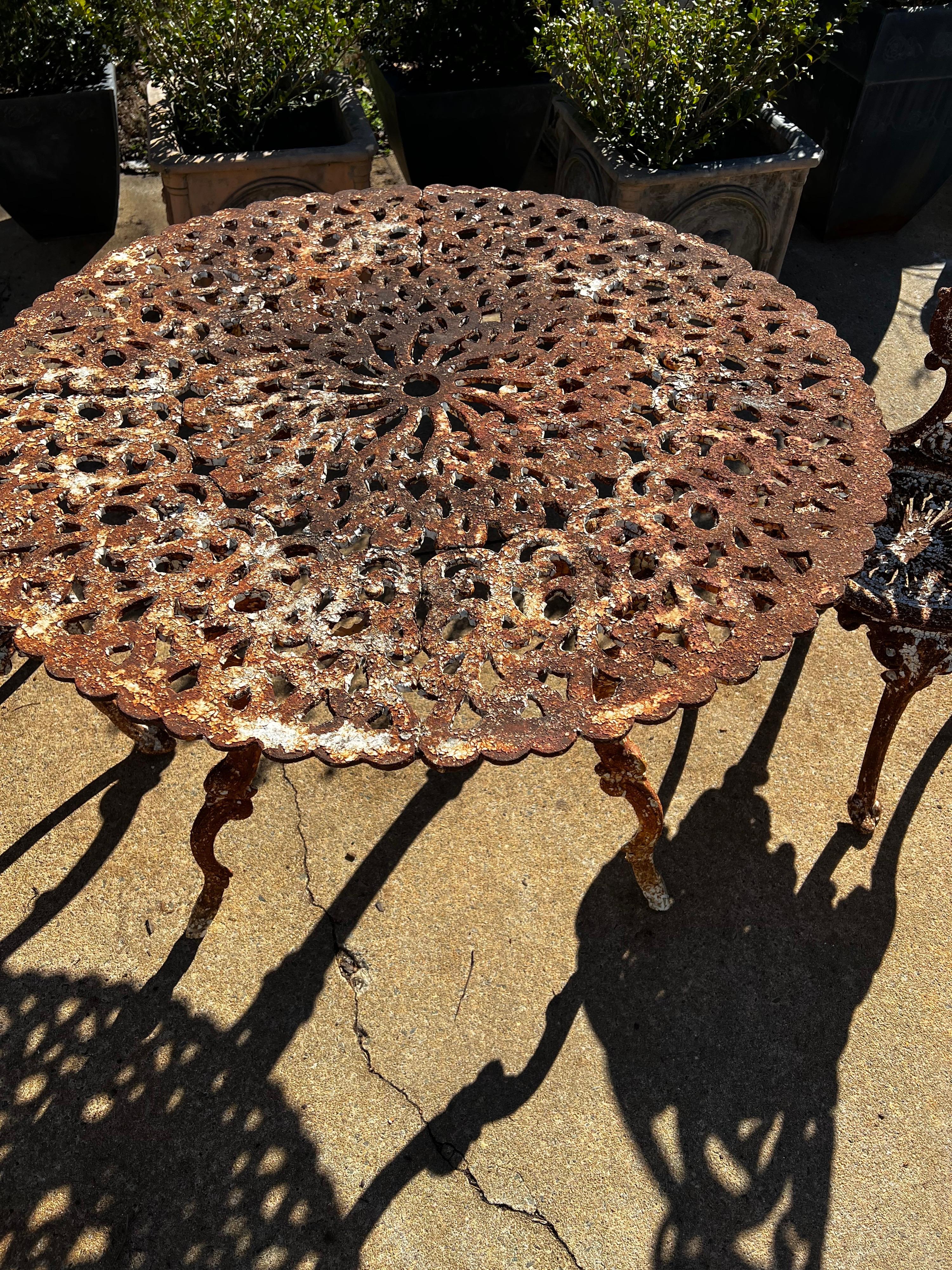 Vintage Victorian 3-Piece Cast Iron Patio/Garden Table Set In Distressed Condition For Sale In Los Angeles, CA