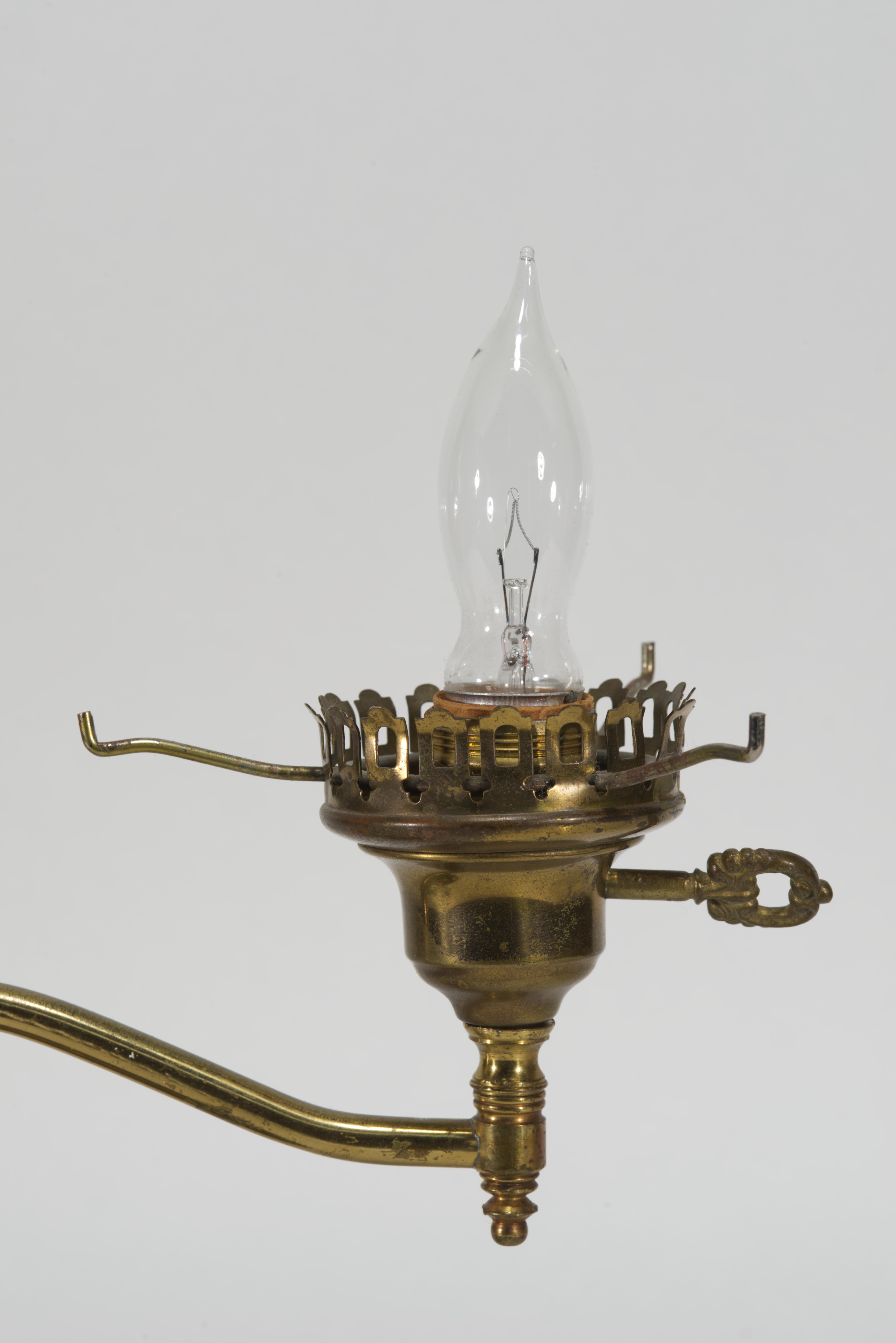 Viktorianische Studentenlampe aus Messing mit weißem Glasschirm im viktorianischen Stil im Angebot 4