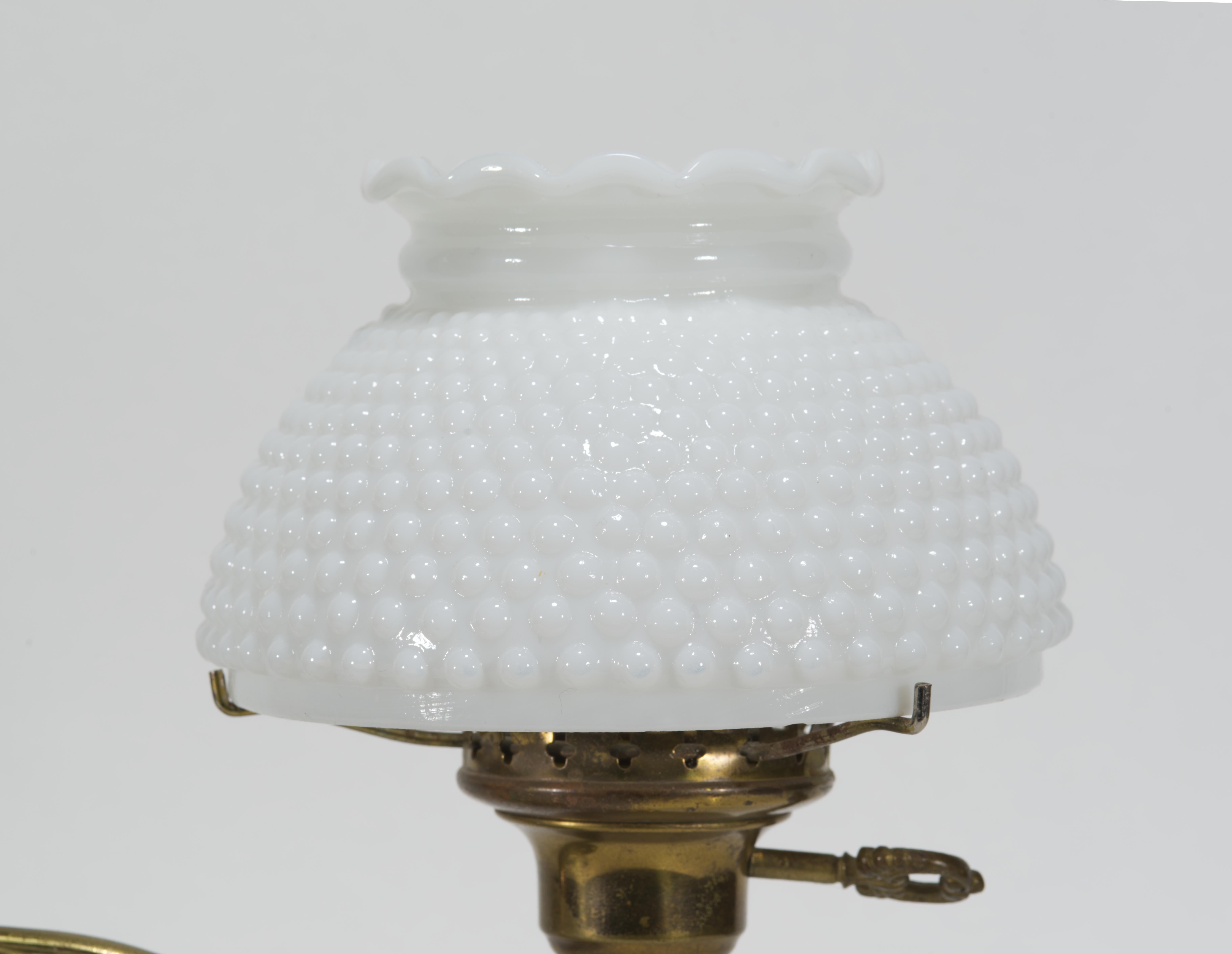 Viktorianische Studentenlampe aus Messing mit weißem Glasschirm im viktorianischen Stil im Angebot 5