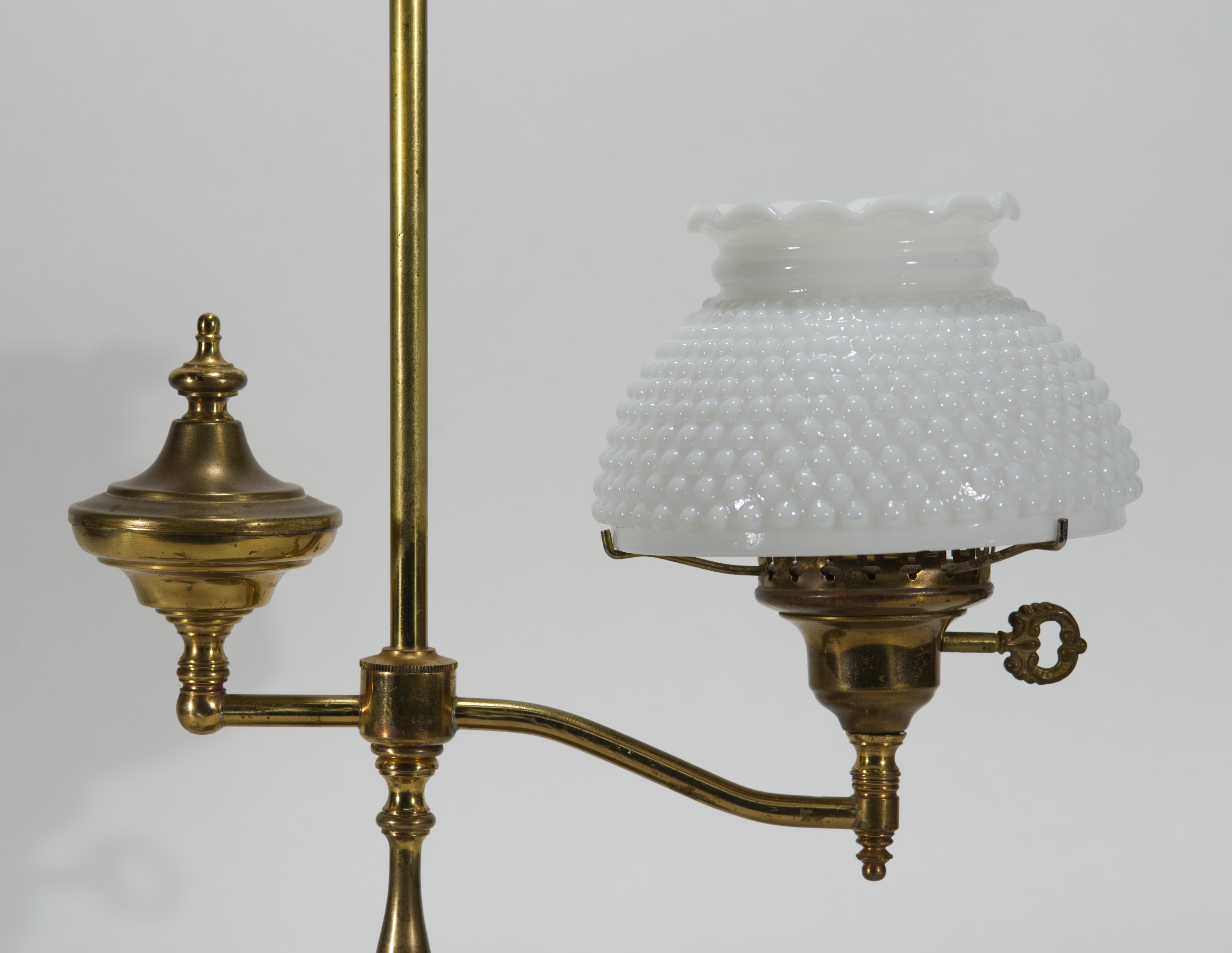 Vintage-Tischlampe in traditioneller viktorianischer Lampenform mit weißem oder Milchglas-Hobnail-Schirm. Die Leuchte steht auf einem schweren, stabilen Rundsockel mit einem elegant geformten balusterförmigen Körper und einem langen zentralen Stiel