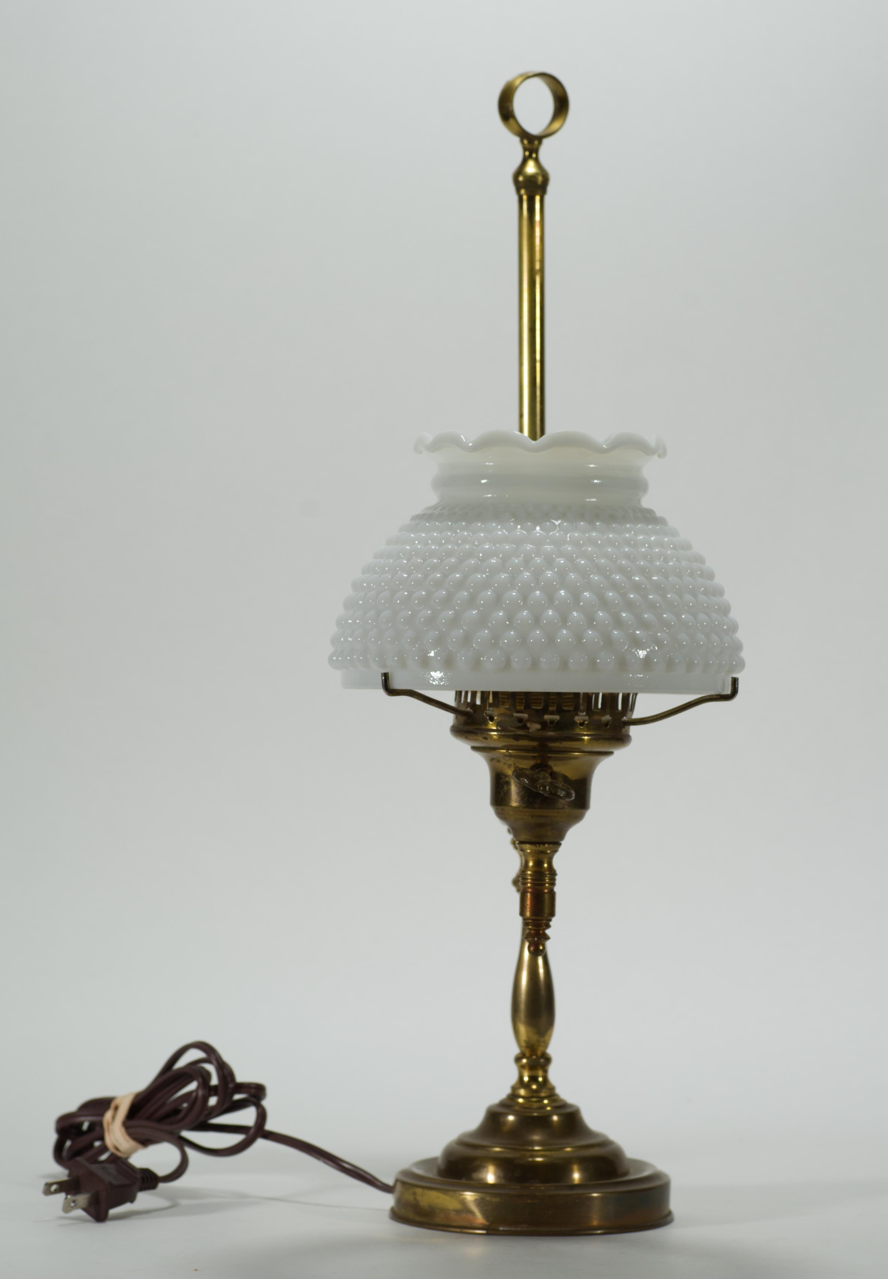 Viktorianische Studentenlampe aus Messing mit weißem Glasschirm im viktorianischen Stil (amerikanisch) im Angebot